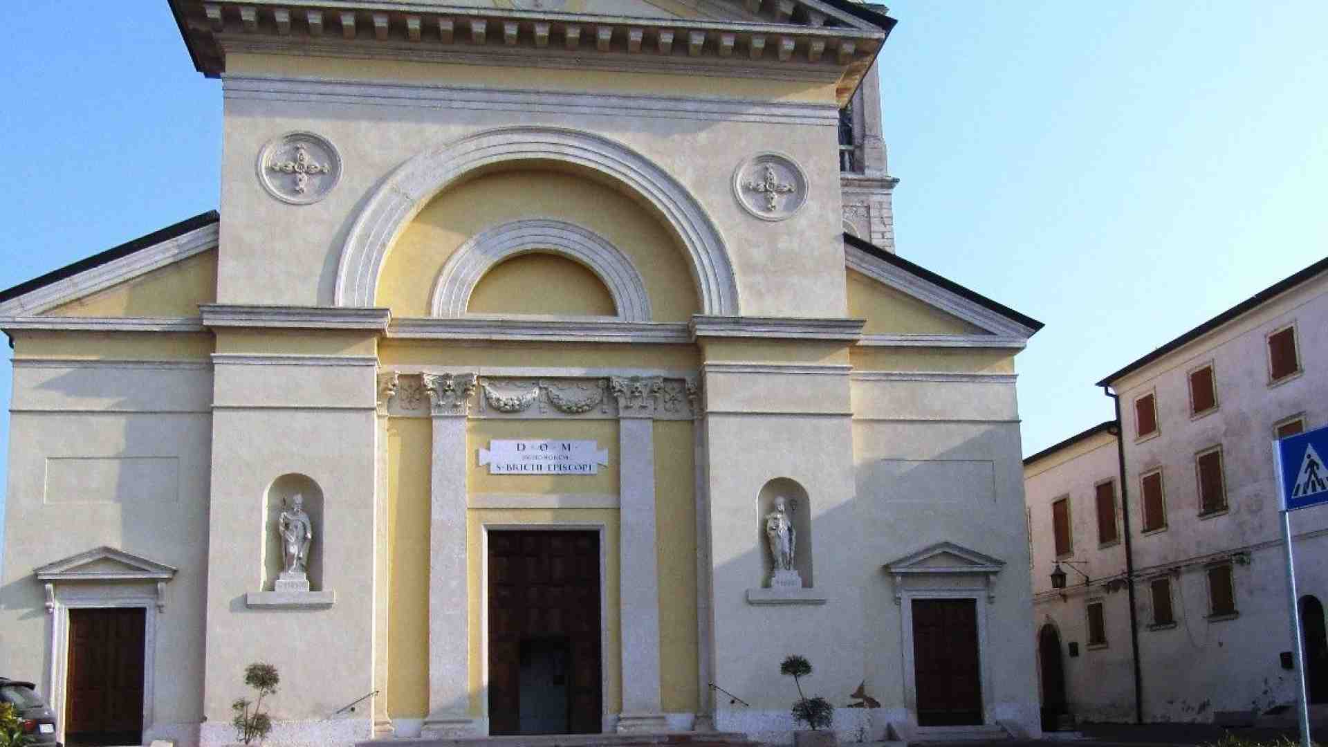 Immagine di A San Briccio il paese s'intreccia con la sua chiesa