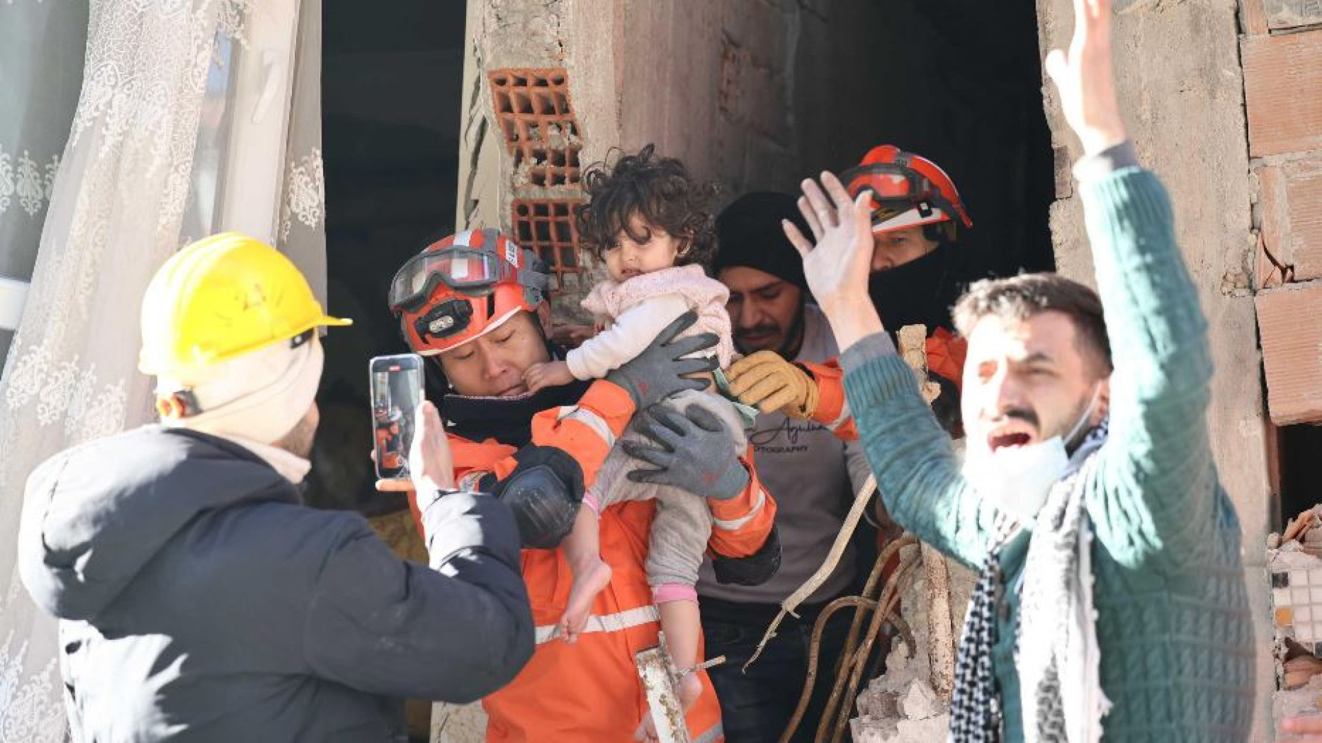 Immagine di Sisma, oltre 20.000 morti. Oggi i primi aiuti ai siriani "ribelli"
