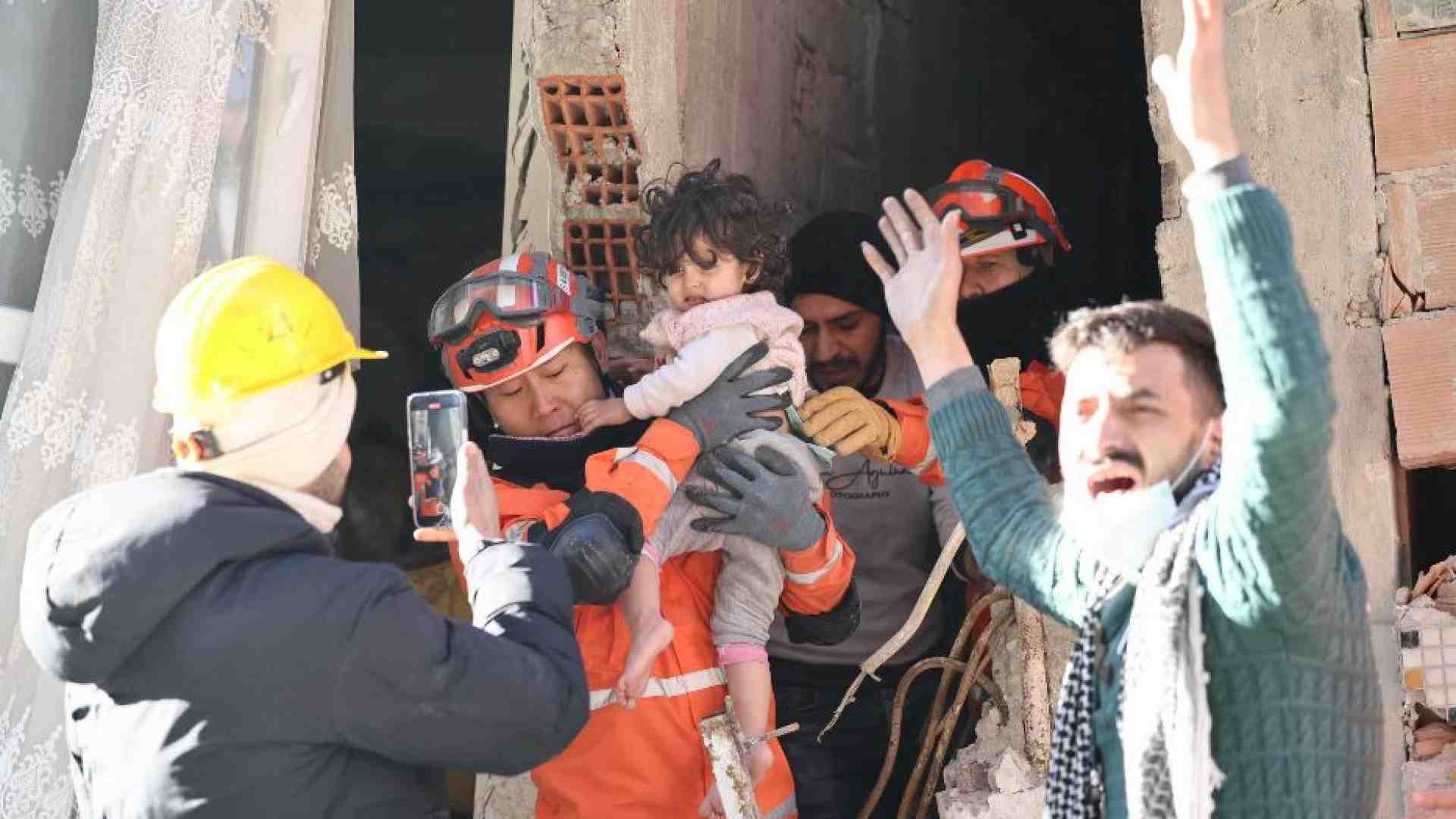 Immagine di Sisma, oltre 20.000 morti. Oggi i primi aiuti ai siriani "ribelli"
