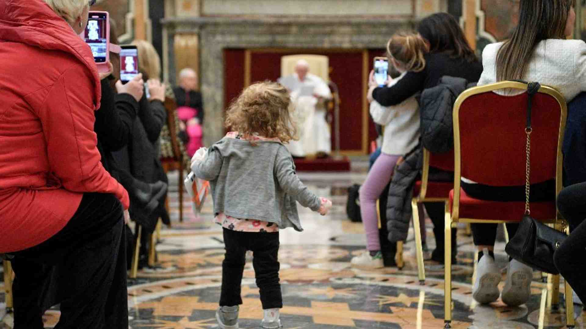 Immagine di «Il servizio sanitario sia per tutti». Papa Francesco "interrotto" dai bambini