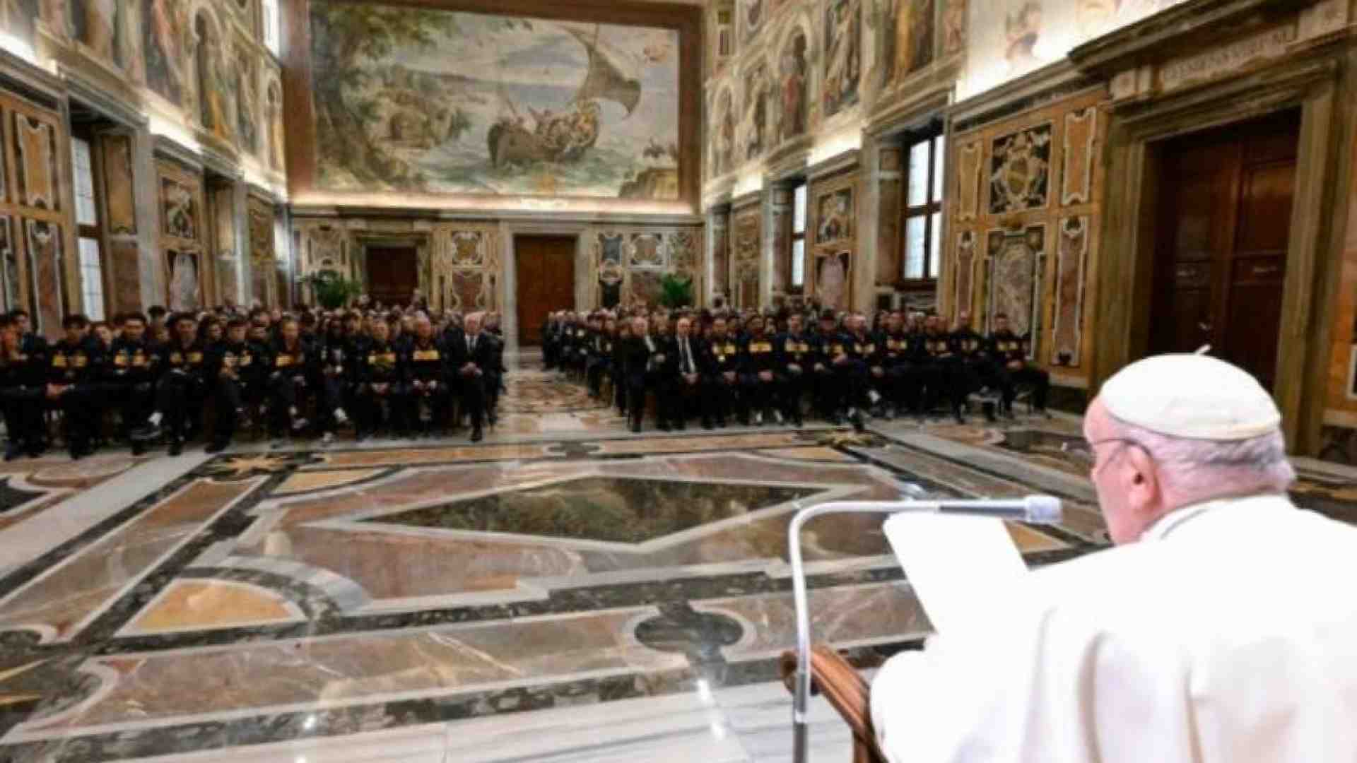 Immagine di Papa Francesco al Sovvenire (Cei): l'indifferenza è la malattia più brutta