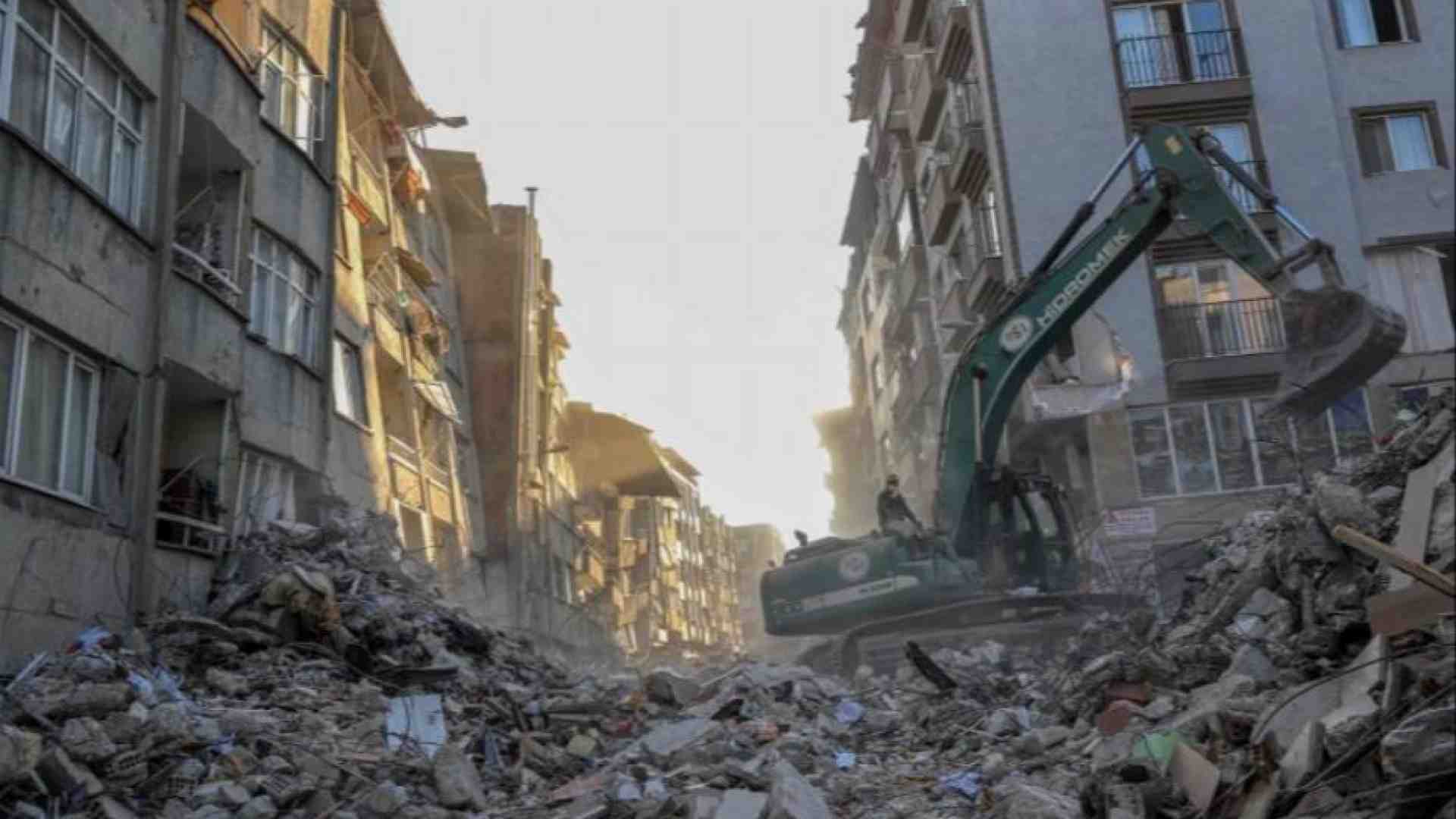Immagine di Un inviato di papa Francesco in Siria e Turchia. Le vittime salite a 42mila