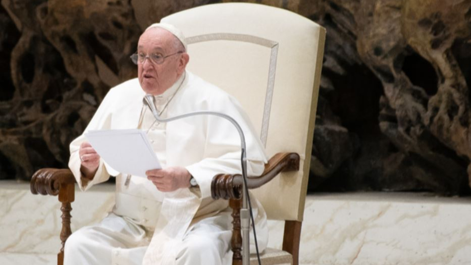 Immagine di Papa Francesco: «Il virtuale non sostituisca il reale»