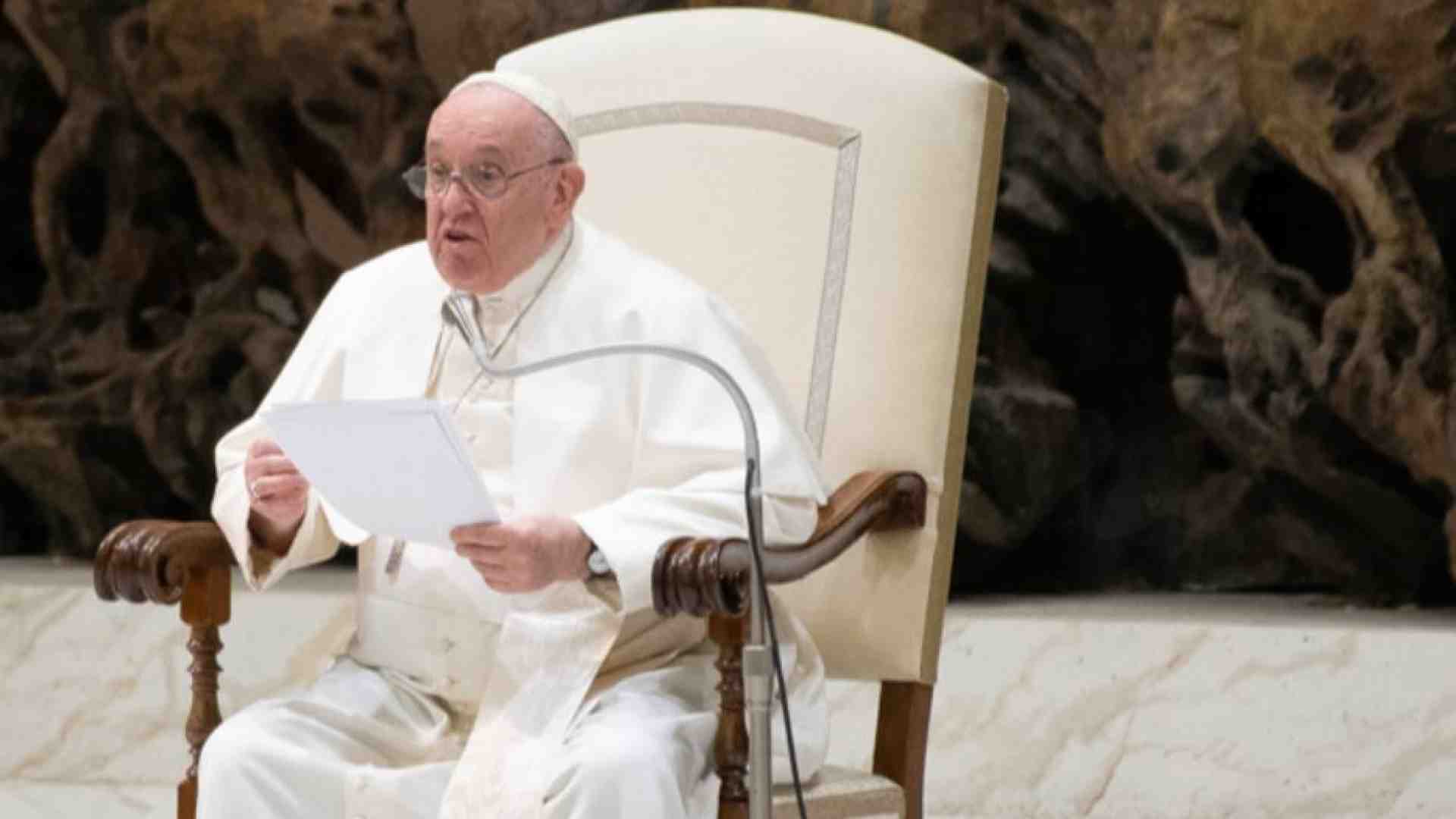 Immagine di Papa Francesco: «Il virtuale non sostituisca il reale»