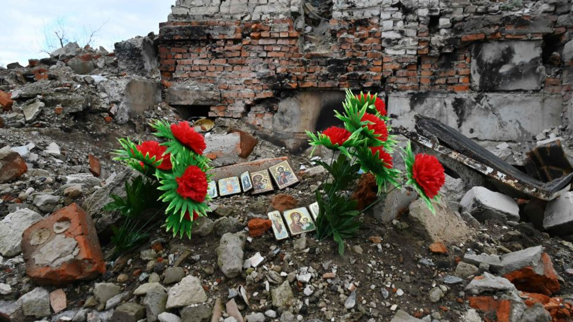 Immagine di Ucraina, smettiamola di arruolare i morti e si pensi a un referendum