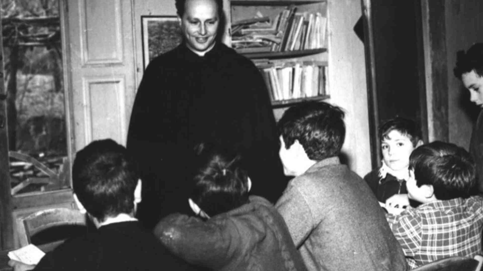 Immagine di Il cardinale Zuppi e la lezione di Don Milani: «Cercava solo l'amore»