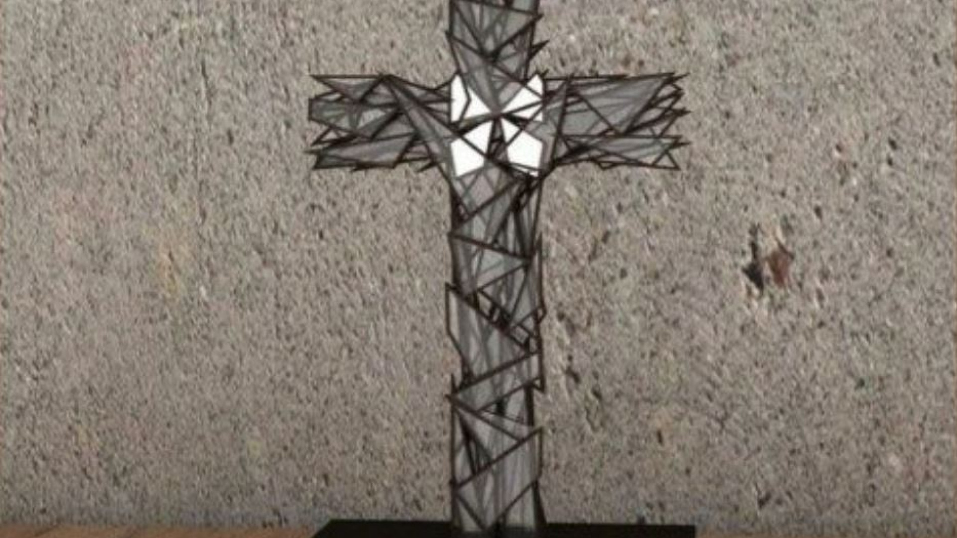Immagine di Donata al Papa una Croce, simbolo del dolore del popolo ucraino