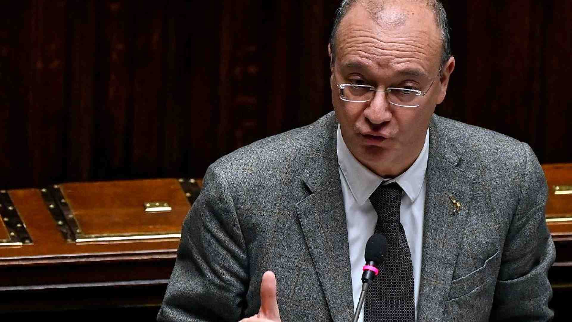 Immagine di Valditara "corregge" la preside: «Nessun rischio fascismo». Ed è bufera