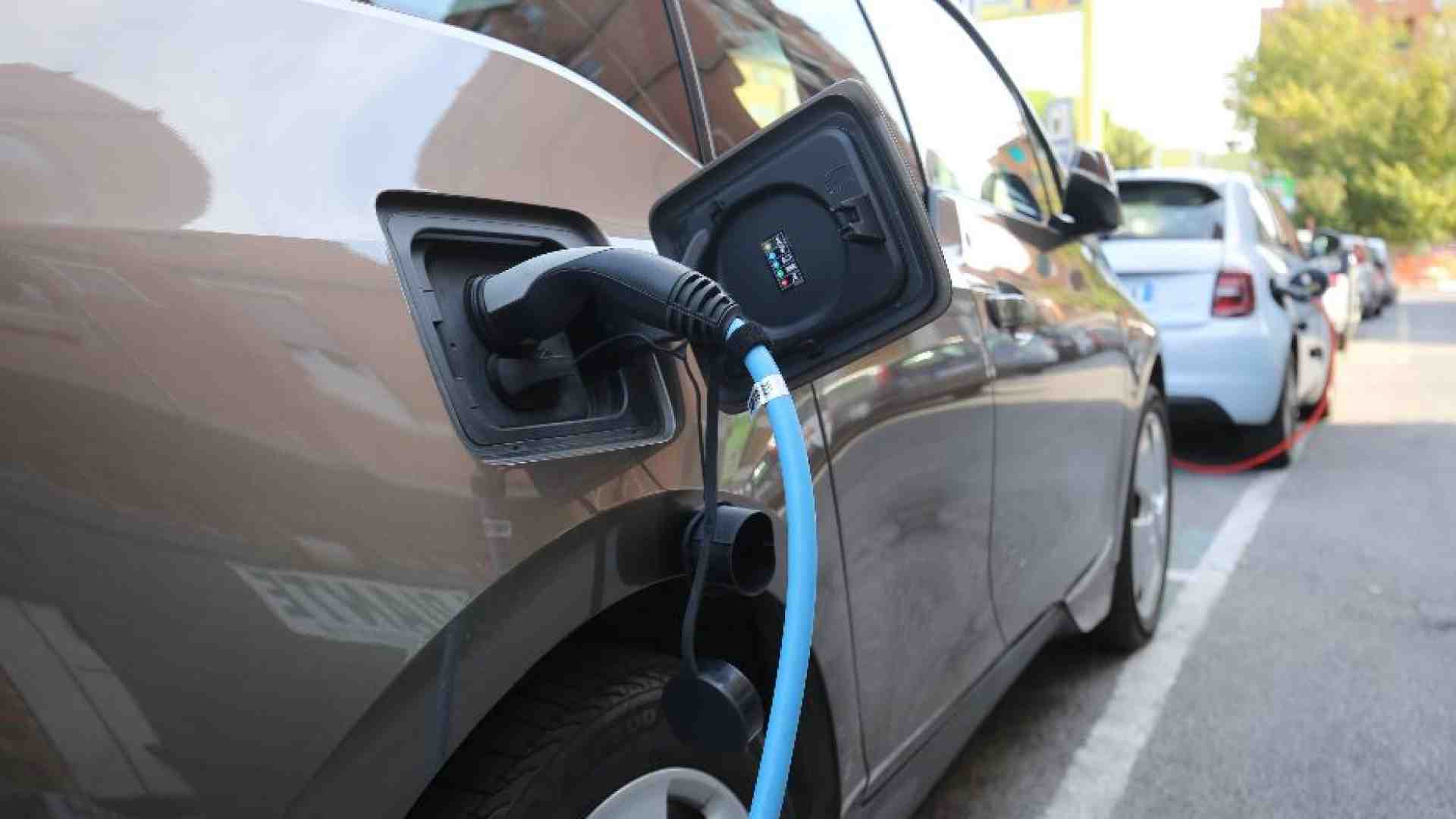 Immagine di Auto verde: realtà, rischi, promesse. Sensata scommessa sul futuro