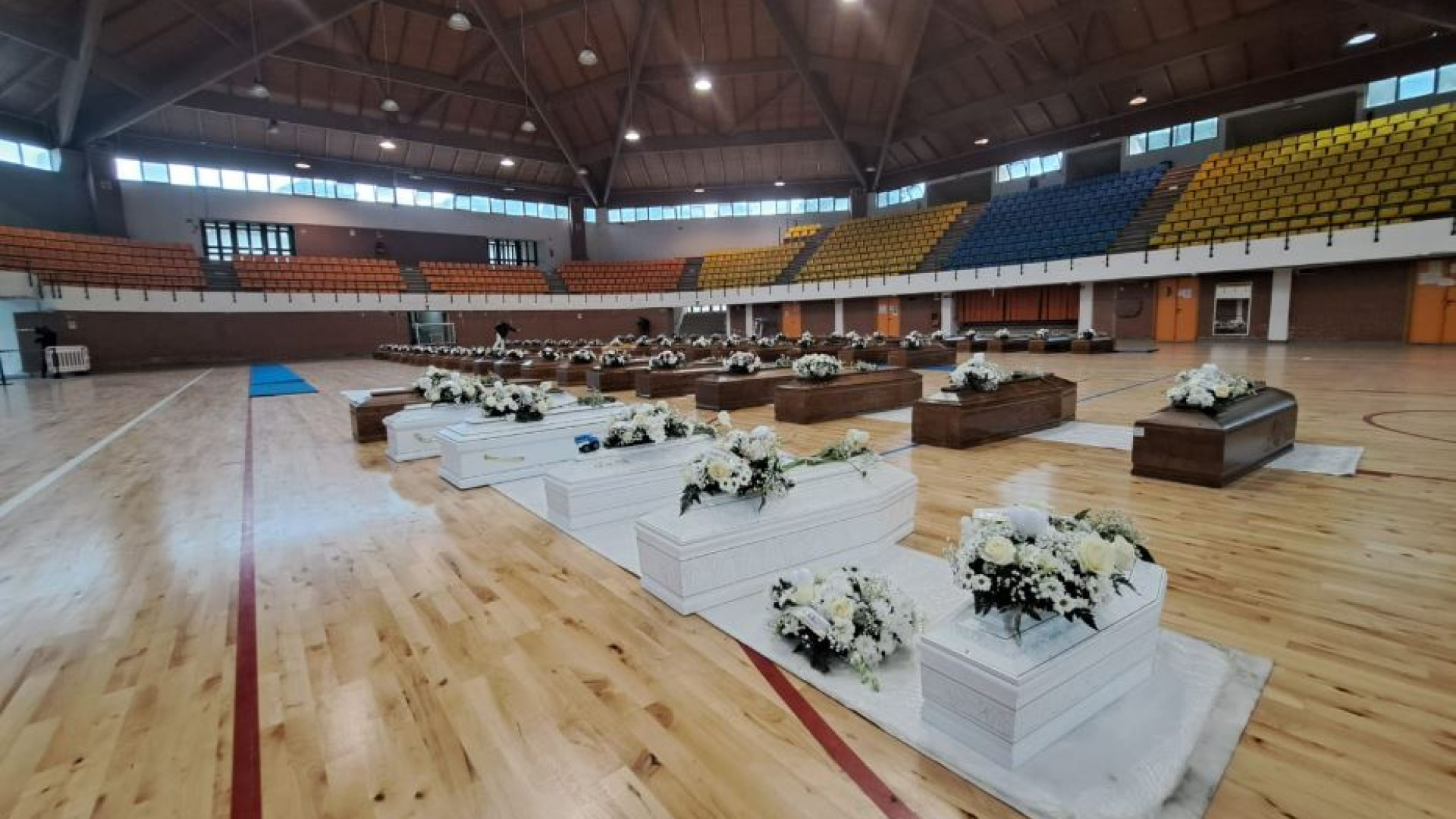 Immagine di Naufragio di Cutro, quelle 66 bare (6 bianche) allineate al Palasport