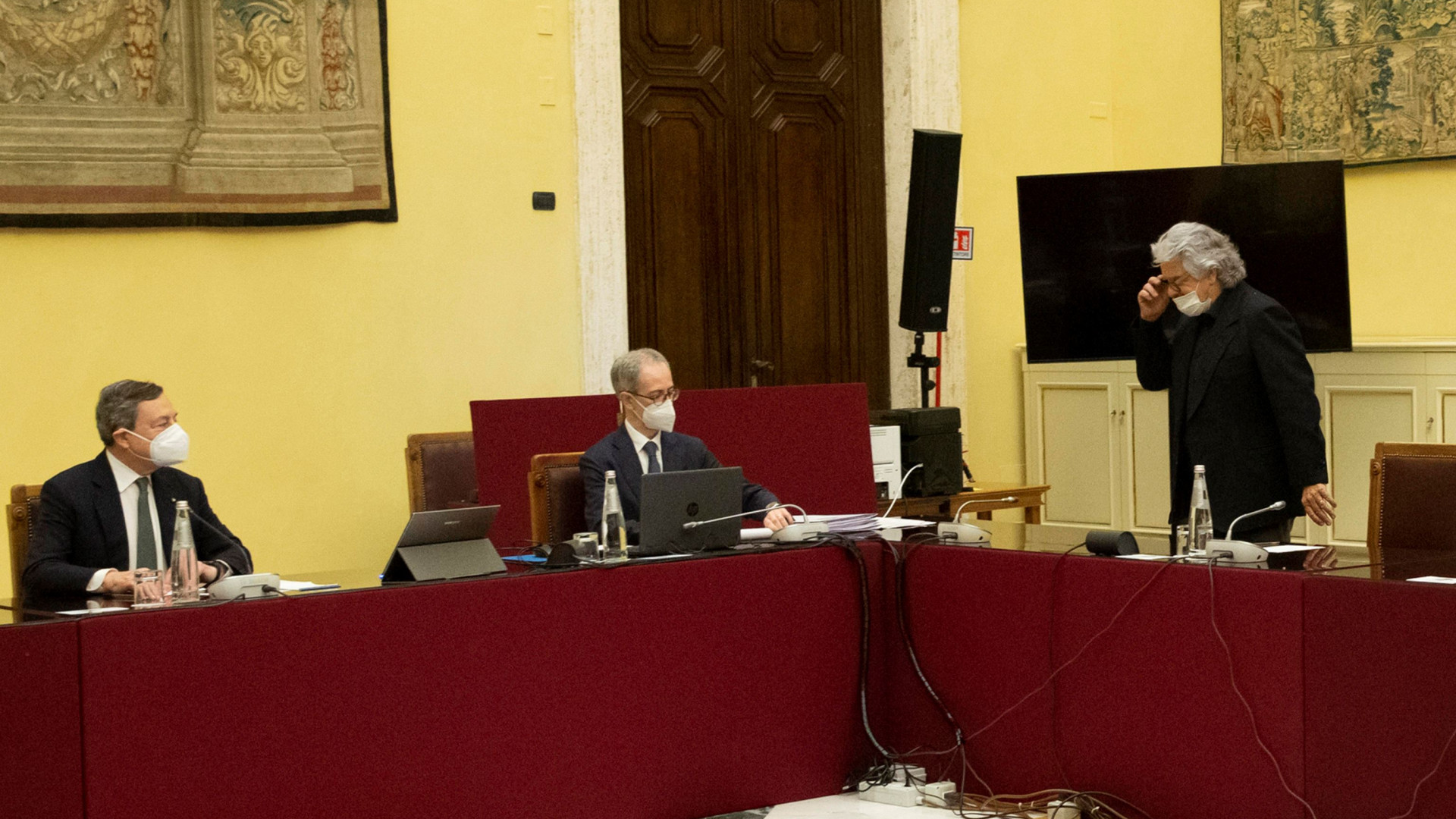 Immagine di Grillo rivela: "Draghi? Mi ha lusingato e io ci sono cascato"