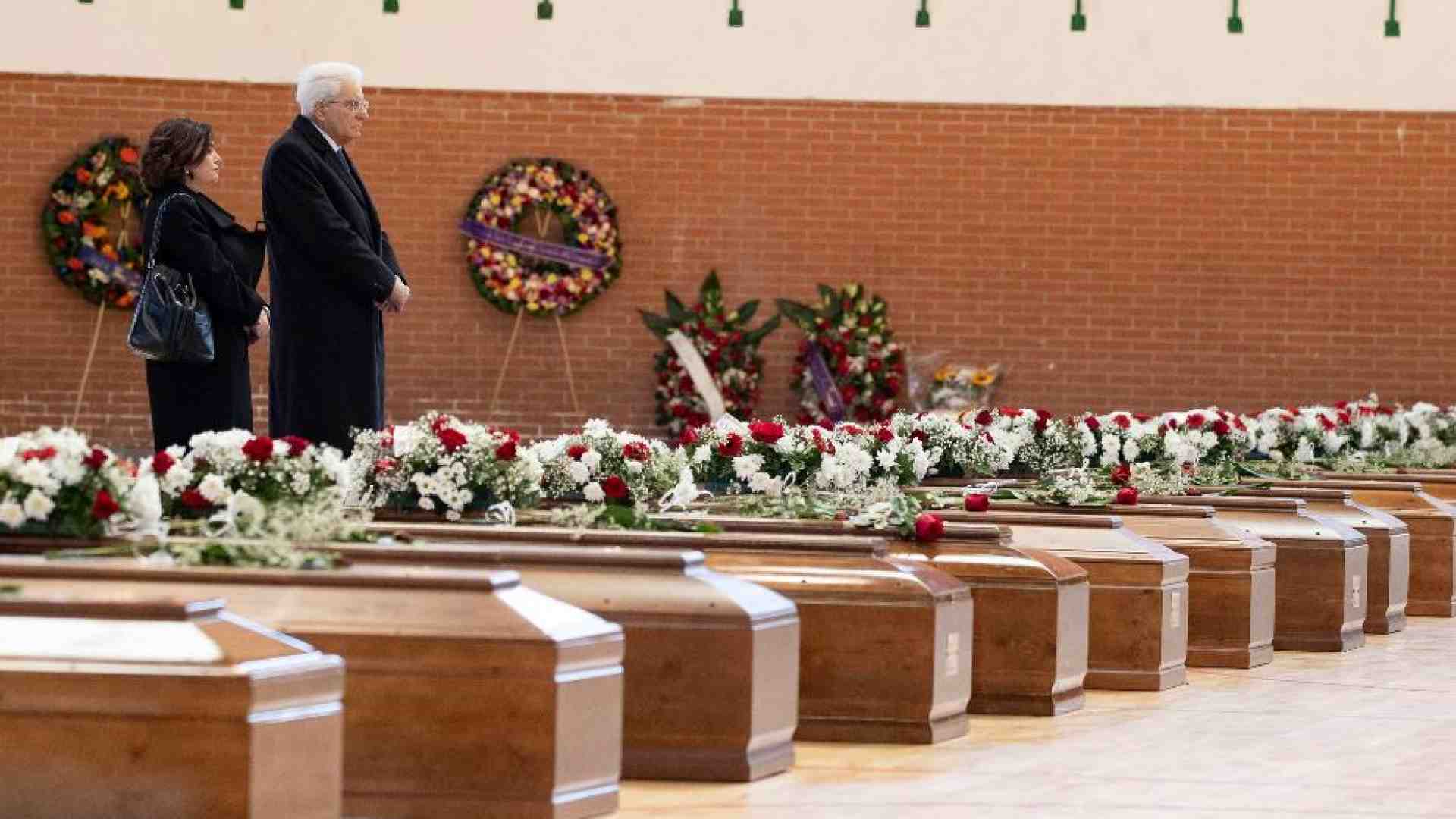 Immagine di «Presidente, vogliamo giustizia per i morti». Mattarella davanti alle bare