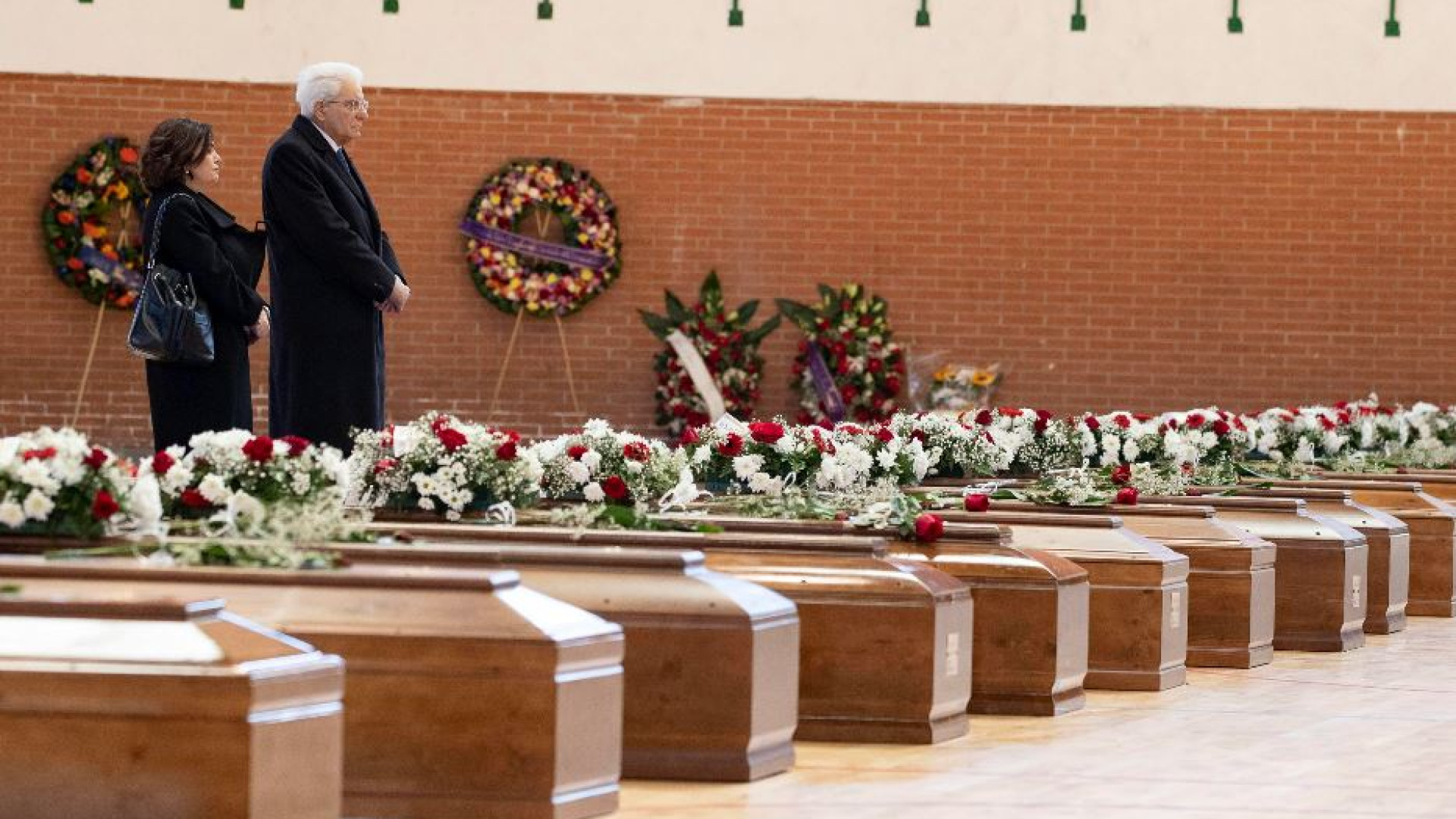 Immagine di «Presidente, vogliamo giustizia per i morti». Mattarella davanti alle bare
