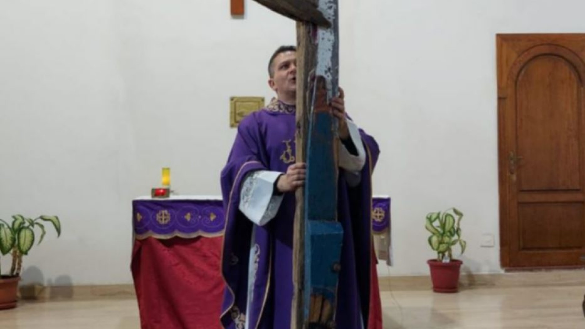 Immagine di Una Croce con i legni del barcone di Cutro