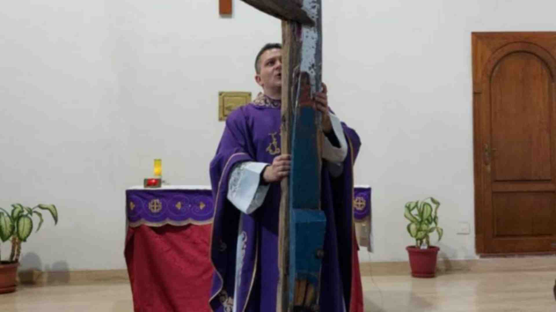 Immagine di Una Croce con i legni del barcone di Cutro