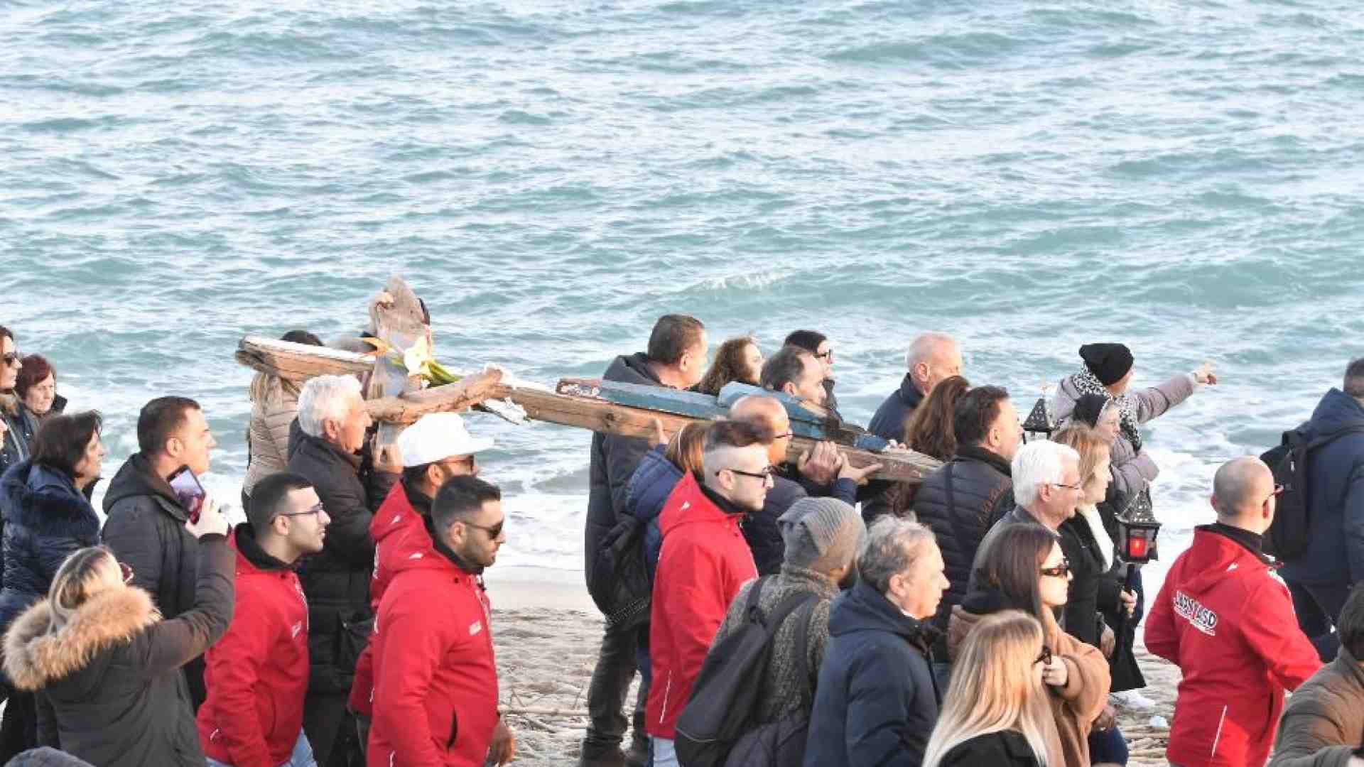 Immagine di Naufragio di Cutro, il "mai più" della Via Crucis