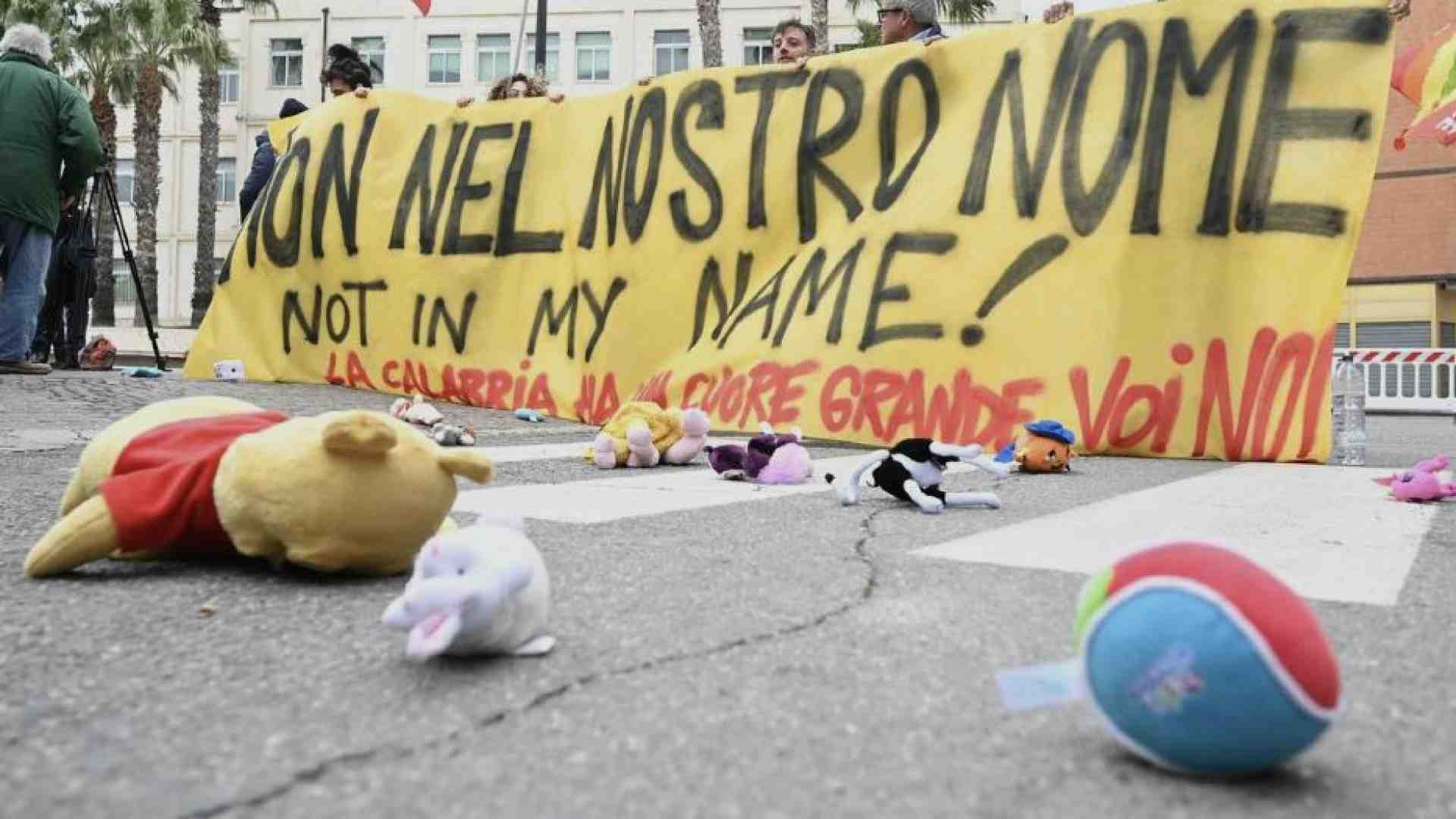 Immagine di Silenzi e slogan, invito ai familiari ma la visita alle bare non c'è
