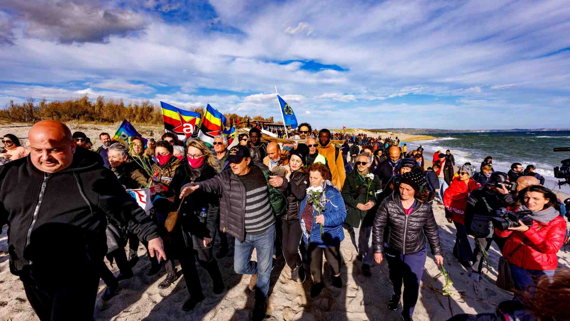 Immagine di A migliaia sulla spiaggia del naufragio: «Fermare la strage subito»