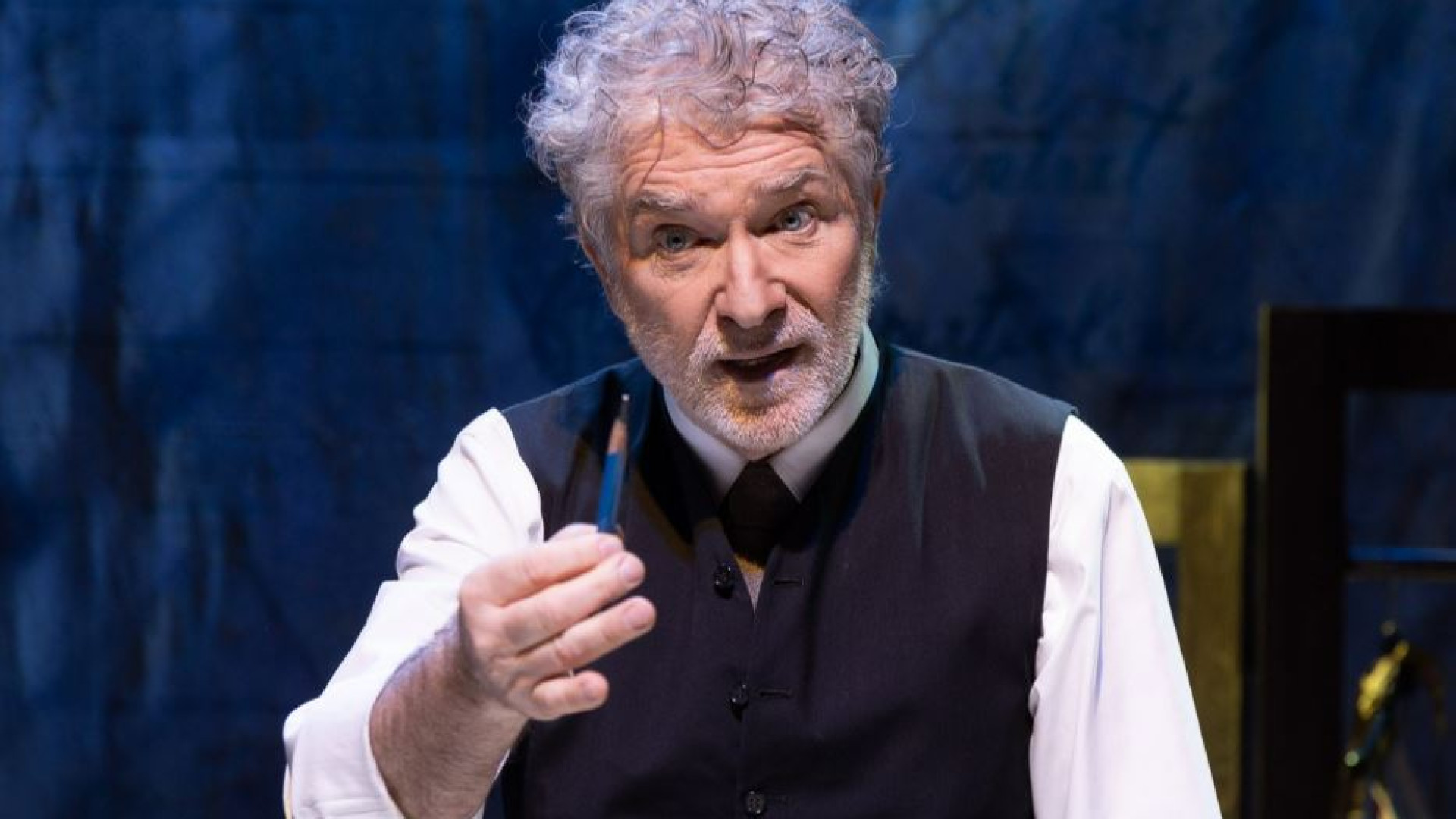 Immagine di Buzzati ricreato in scena dall'incanto di Gioele Dix