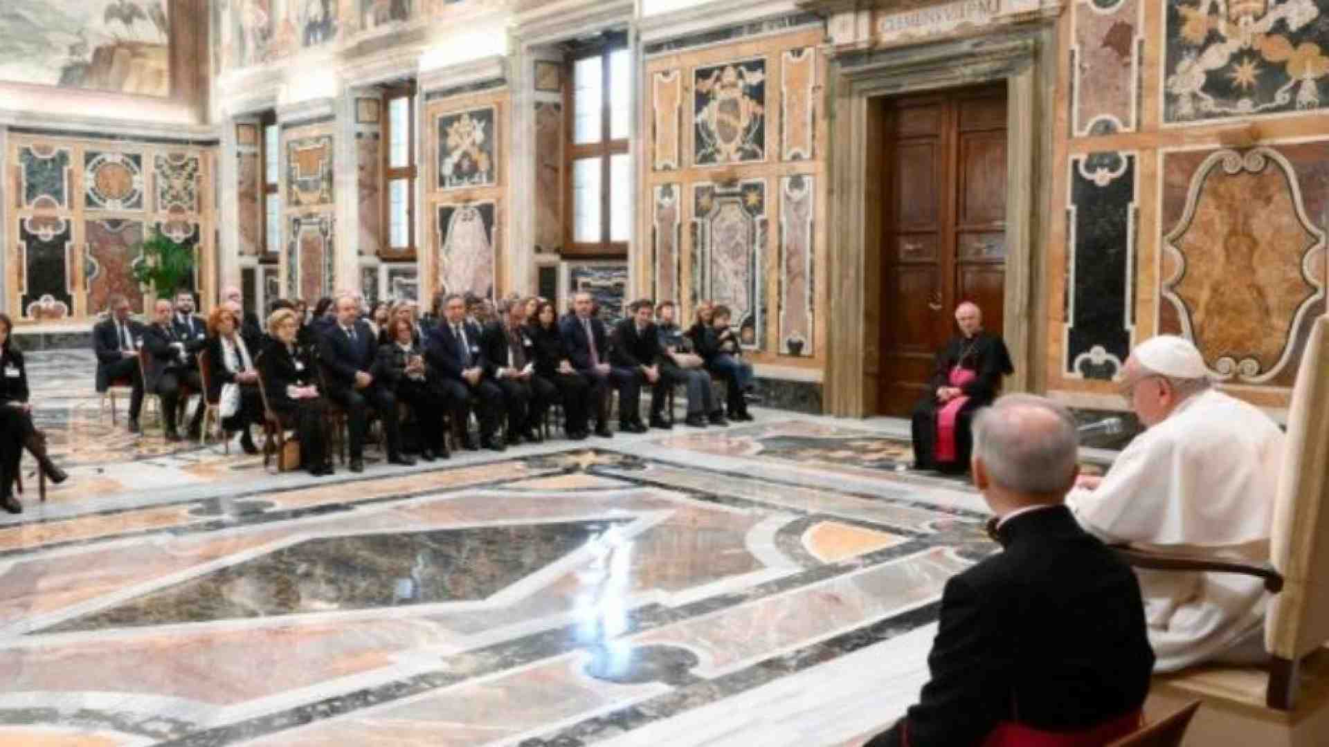 Immagine di Papa Francesco e le donne: denunciamo le ingiustizie a cui sono sottoposte