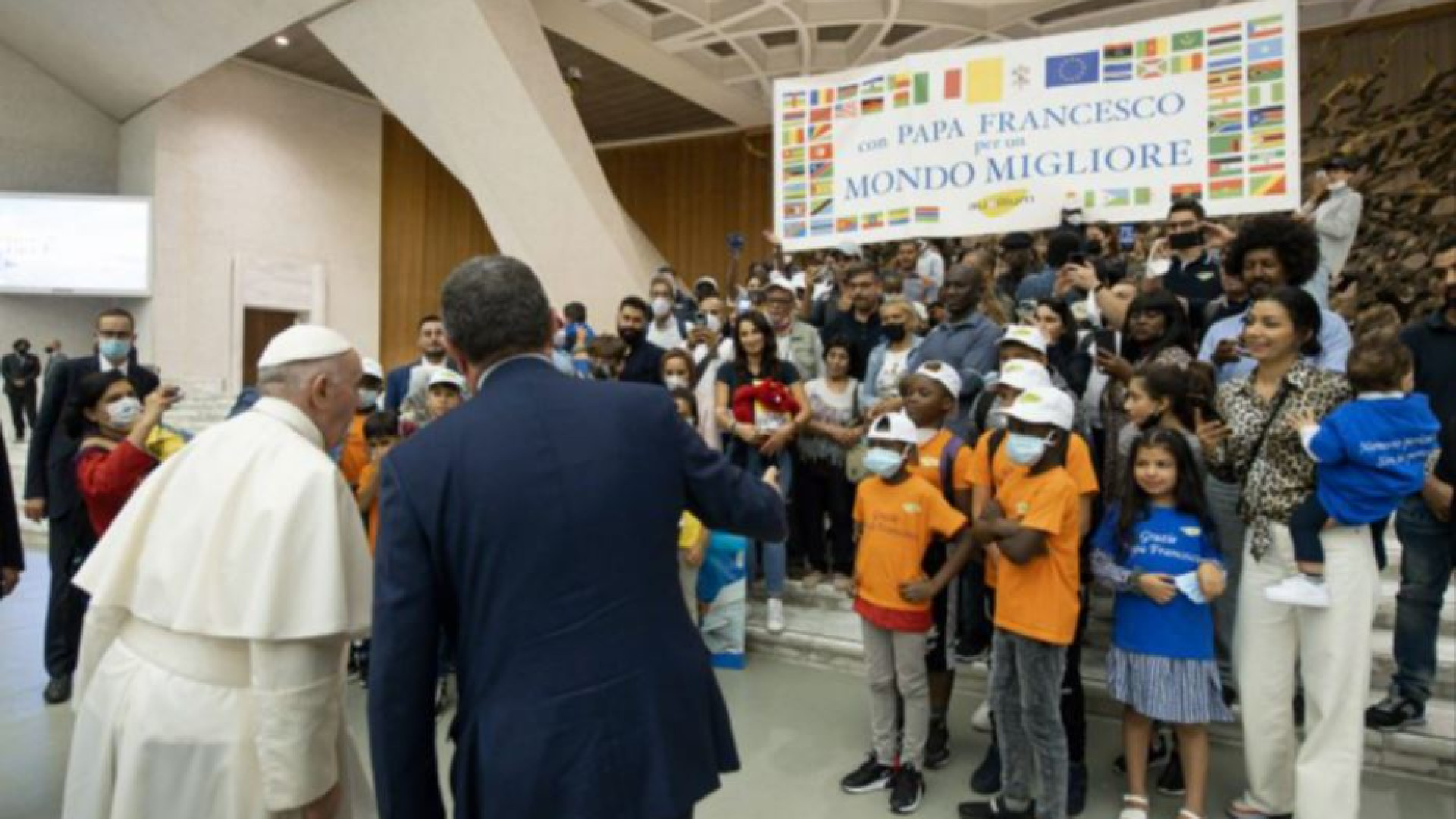 Immagine di Papa Francesco incontra i profughi arrivati con i corridoi umanitari
