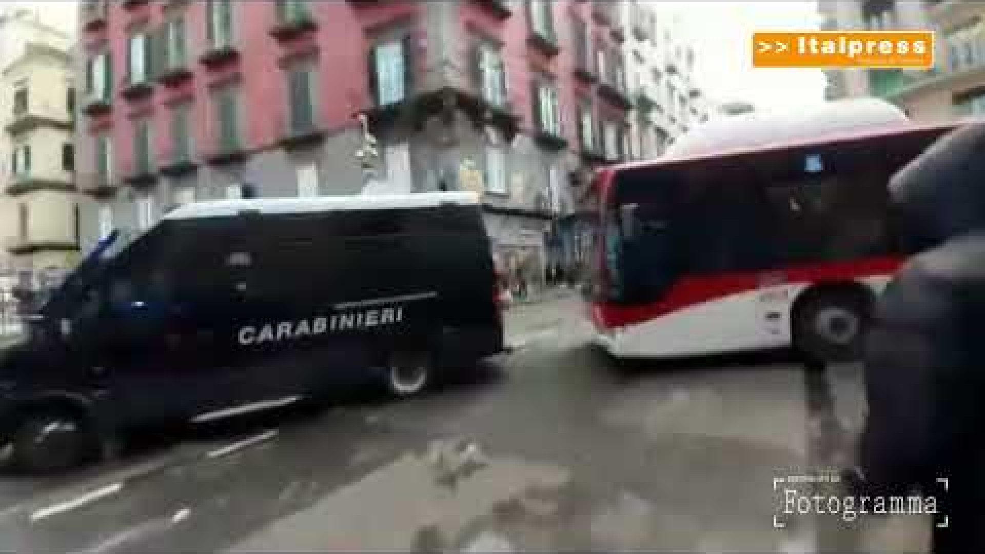 Immagine di Guerriglia a Napoli, scontri con i supporter tedeschi dell'Eintracht