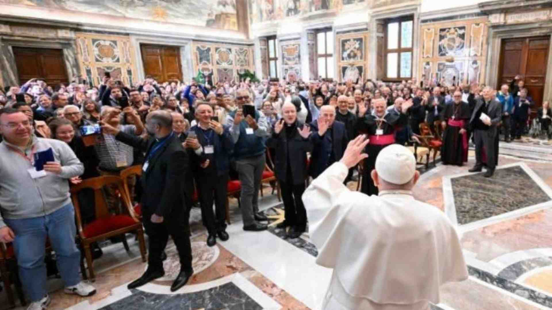 Immagine di Papa Francesco: il laico può essere apostolo non meno e più del prete