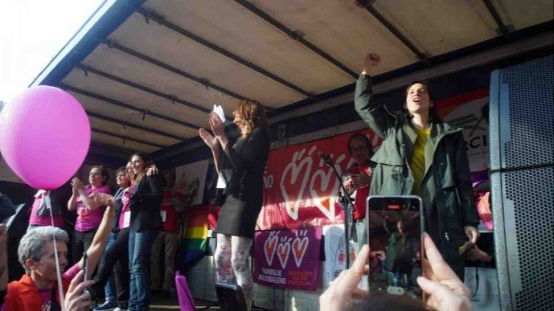 Immagine di Elly Schlein alza il tiro: «Pronta la legge per le coppie omogenitoriali»