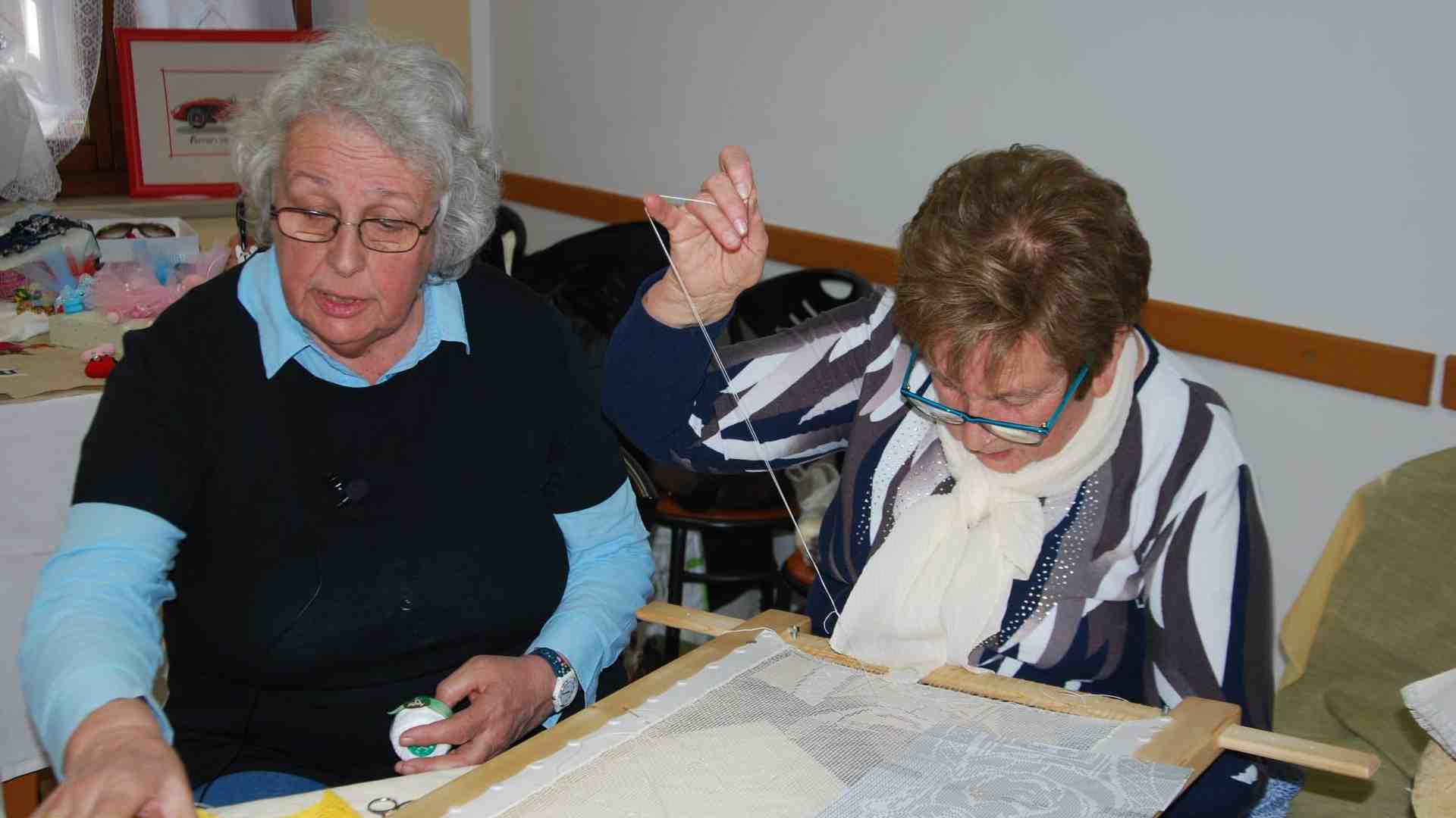 Immagine di A Povegliano le ricamatrici mettono in mostra un momento della nostra storia
