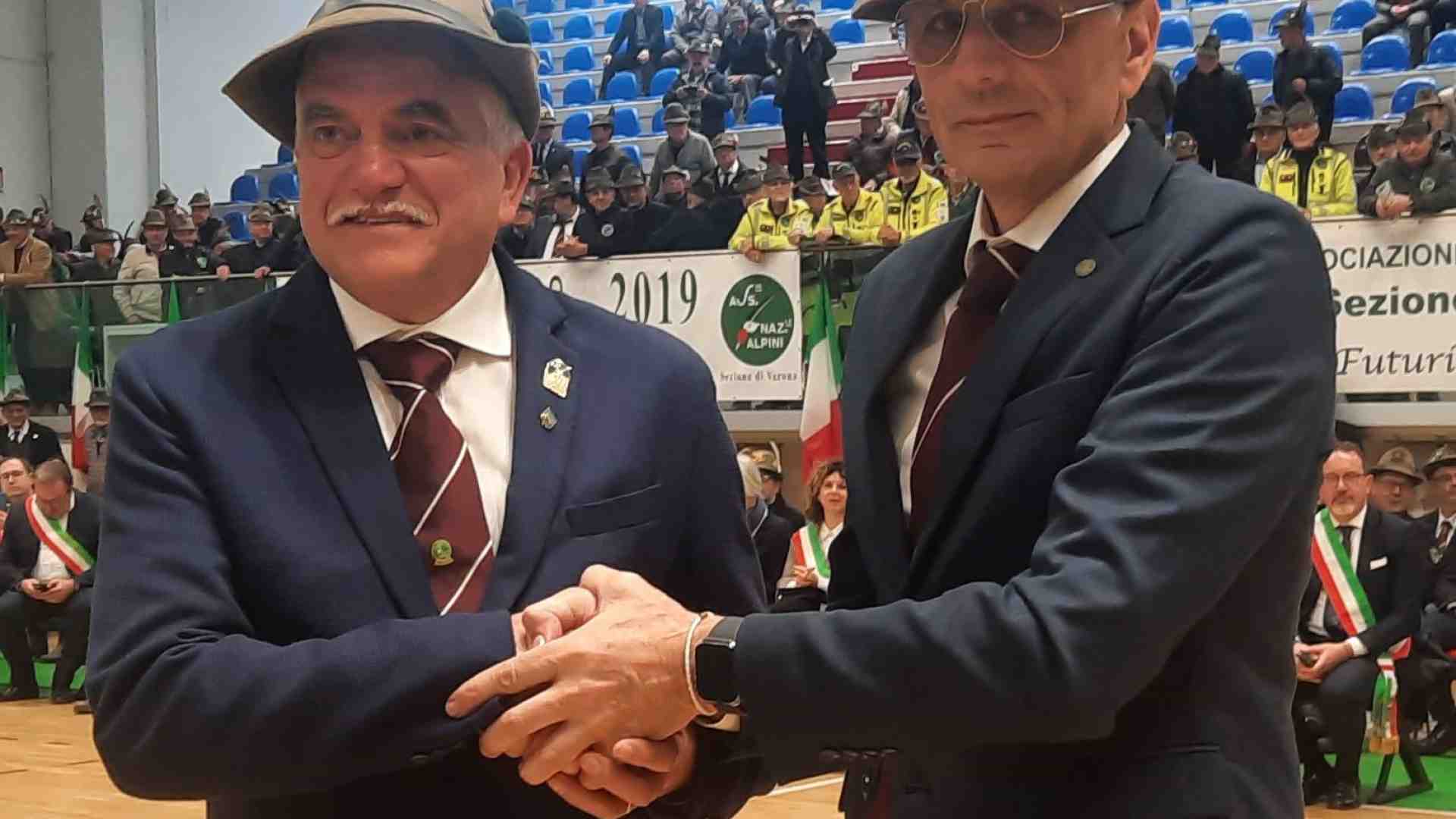 Immagine di Cambio di guardia tra le penne nere