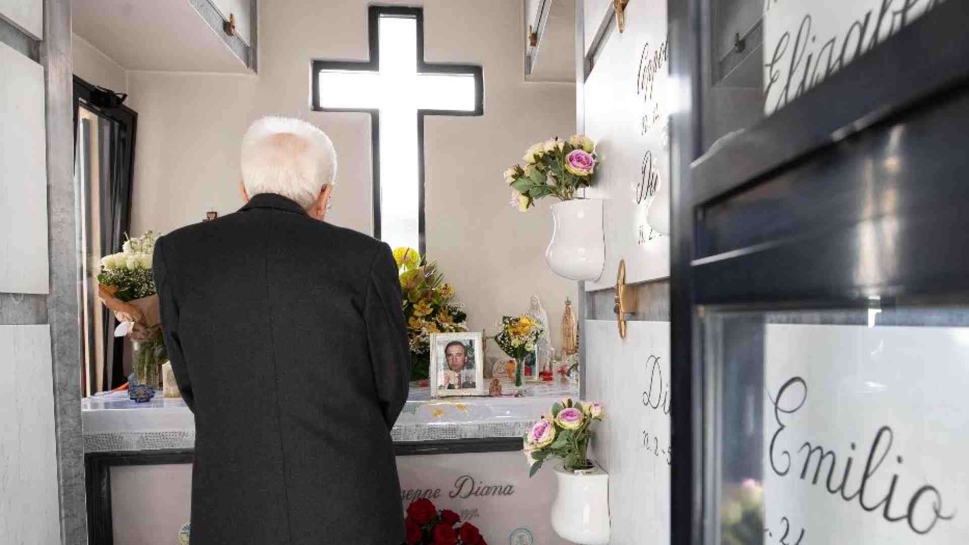 Immagine di Mattarella sulla tomba di don Diana. E a Milano 70mila in piazza Duomo