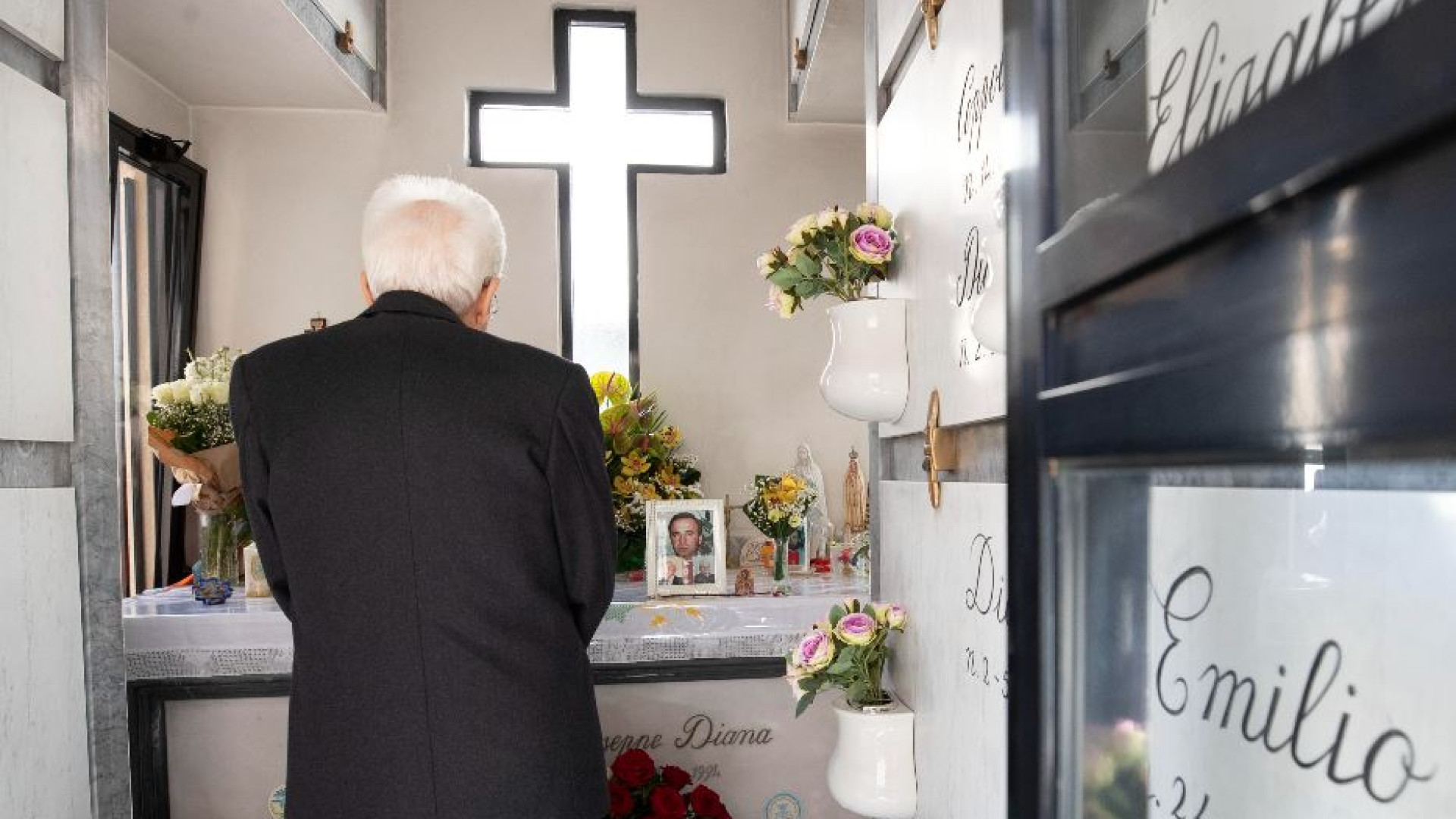 Immagine di Mattarella sulla tomba di don Diana. E a Milano 70mila in piazza Duomo