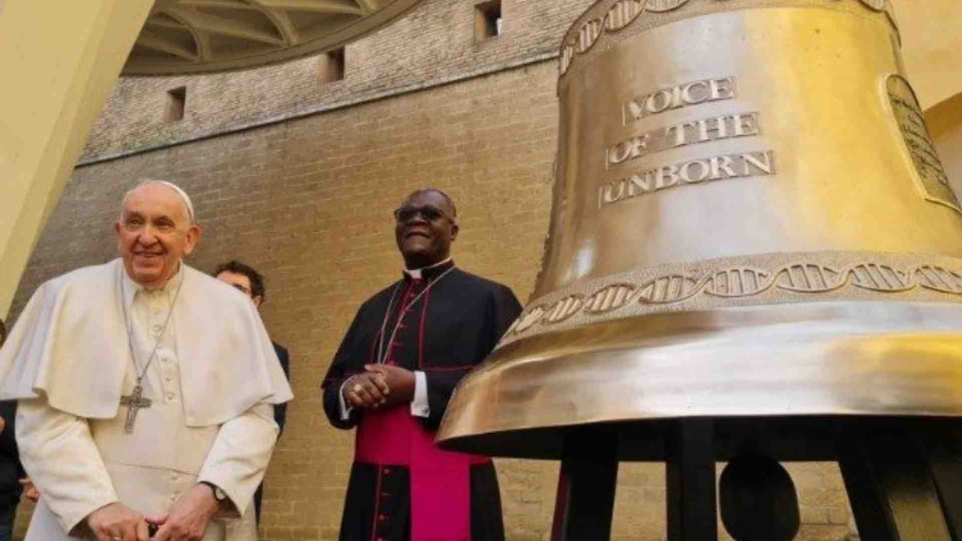 Immagine di Papa Francesco benedice la campana "La voce dei non nati"