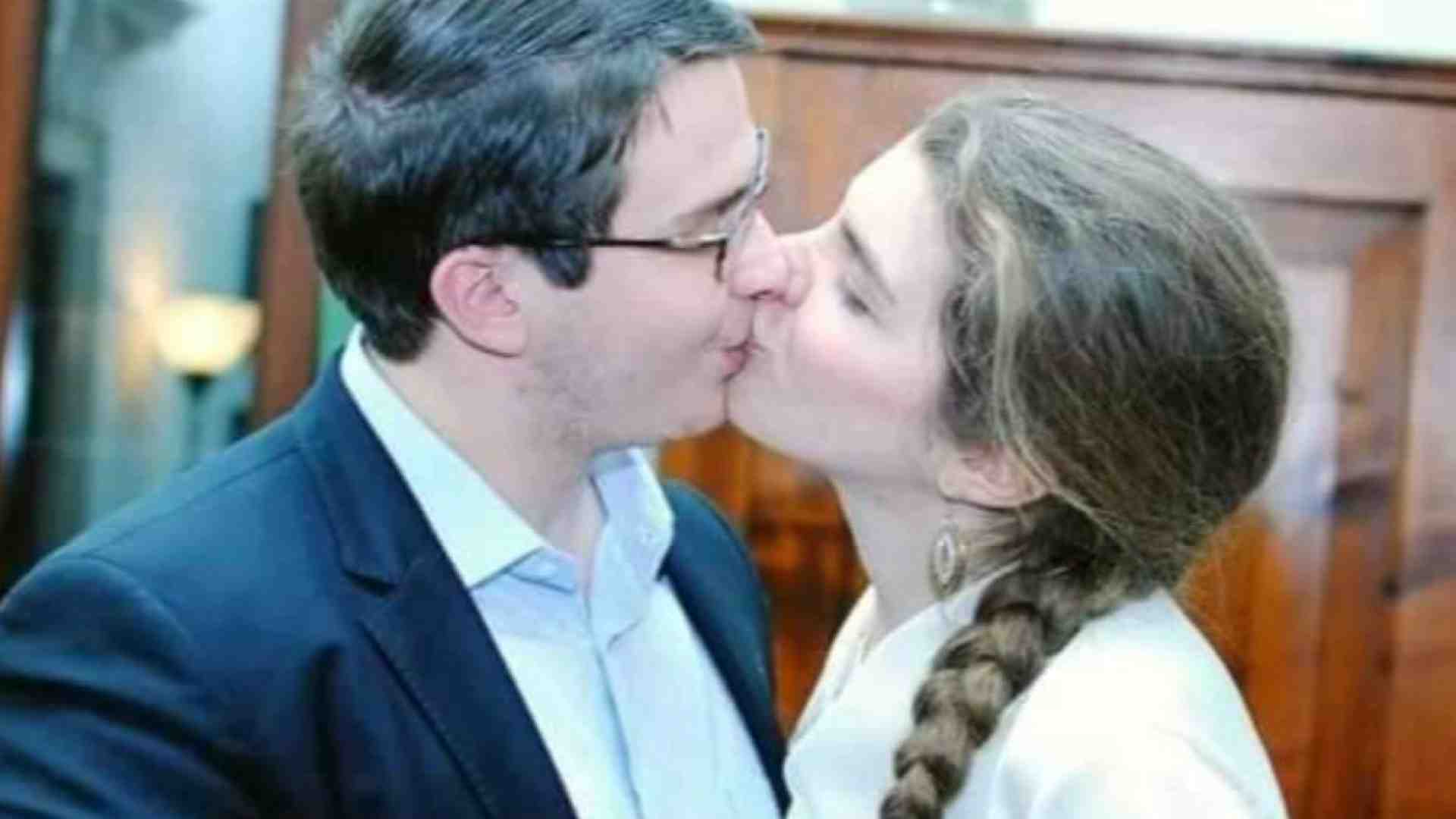 Immagine di Francesca e Alberto, un bacio per la "vita nascente"