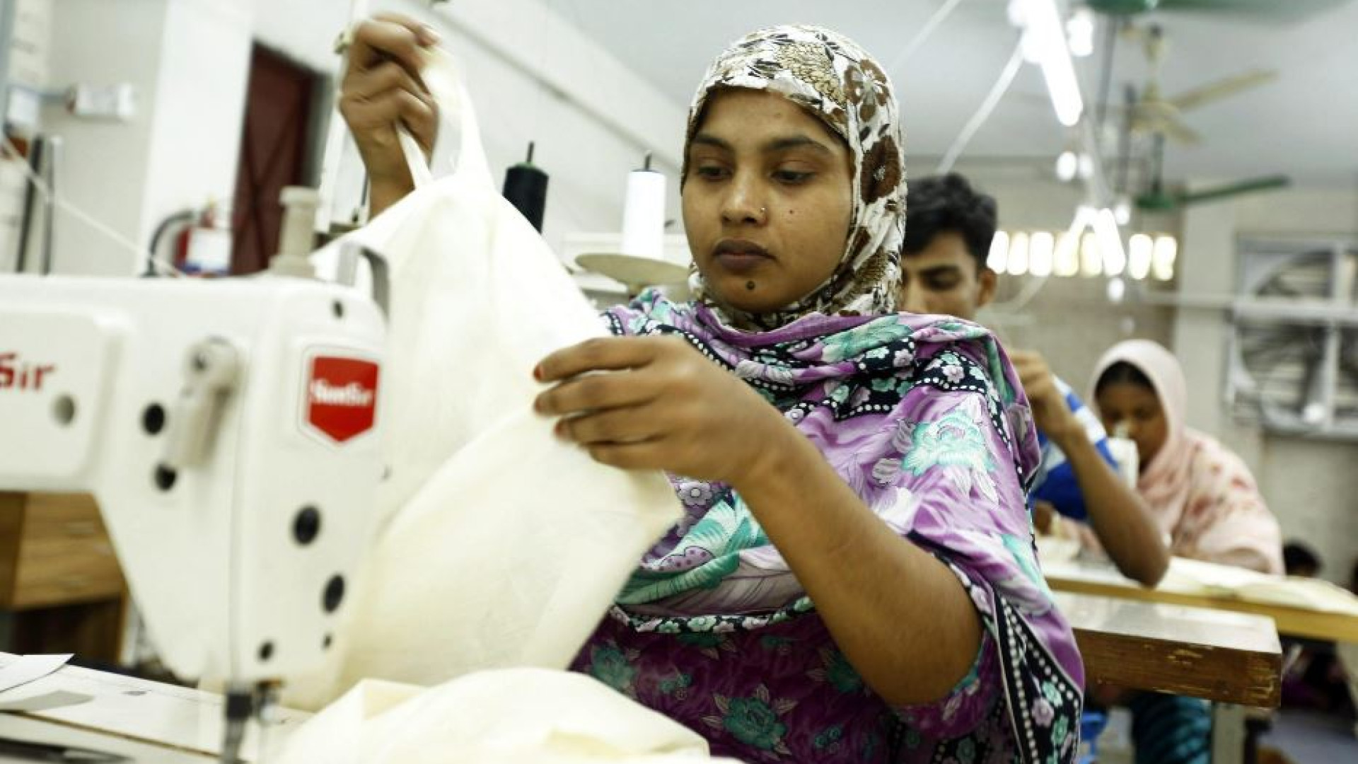 Immagine di Nel settore tessile del Bangladesh migliorano le condizioni di lavoro