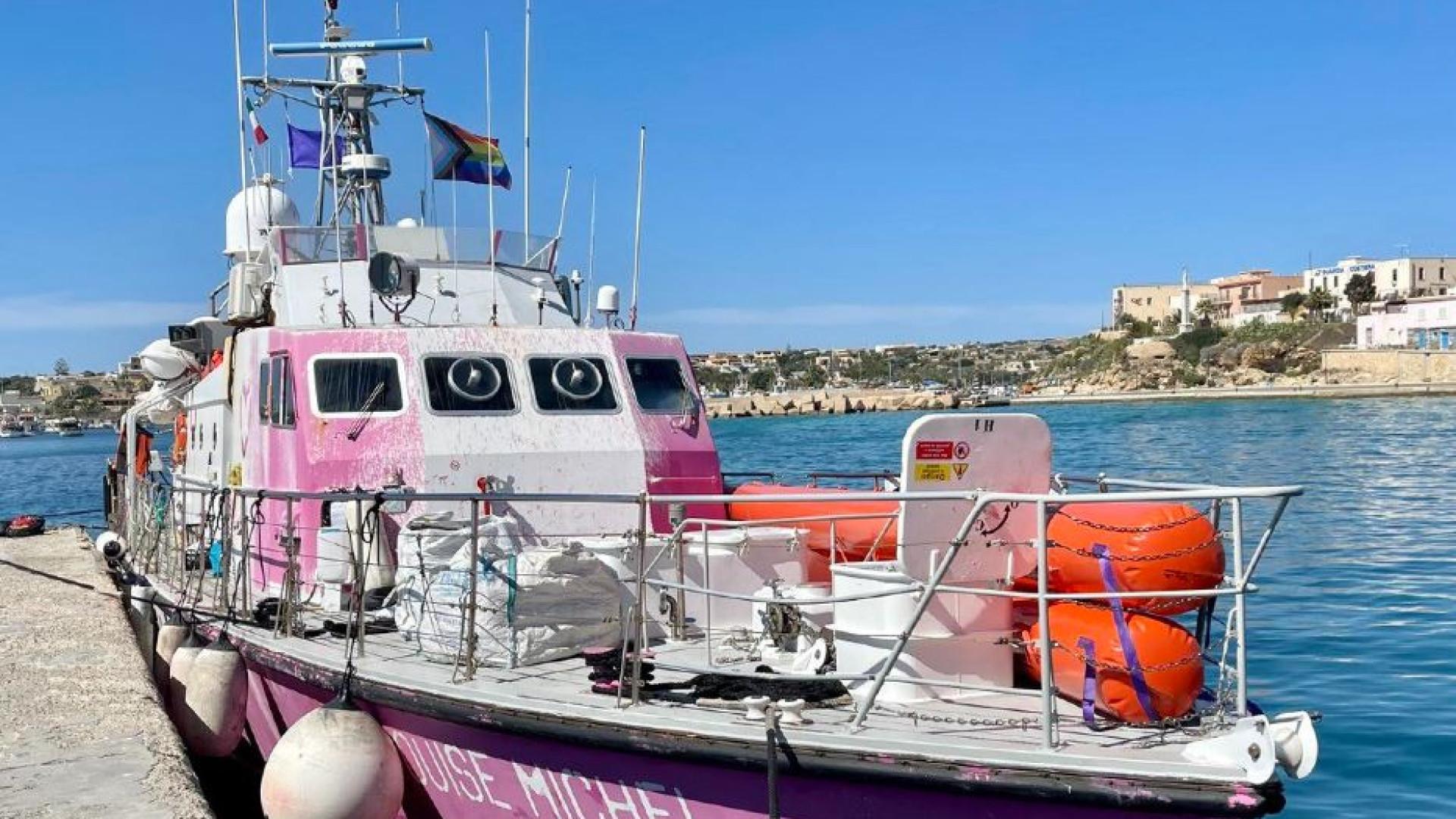 Immagine di Soccorsi in mare, bloccata la nave di Banksy. A Lampedusa ancora arrivi