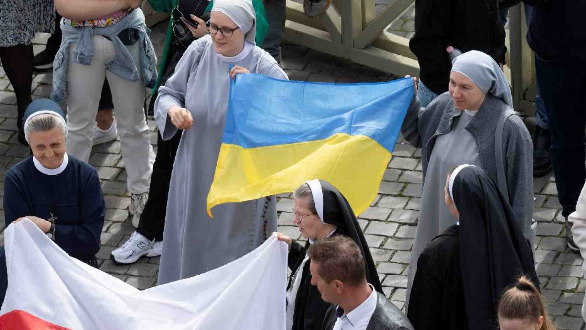 Immagine di Il Papa: togliere la pietra dai sepolcri per non smettere mai di sperare