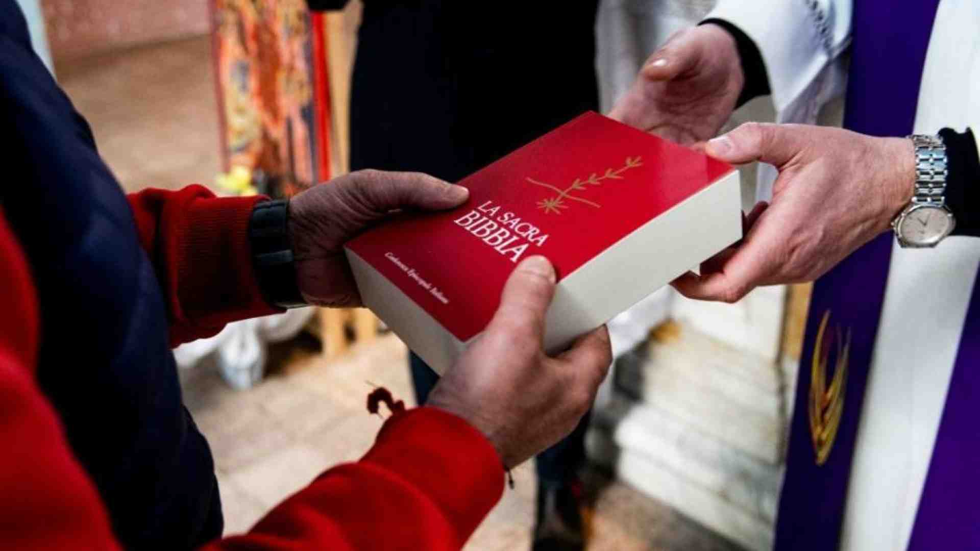 Immagine di La Cei regala 8mila Bibbie per i detenuti