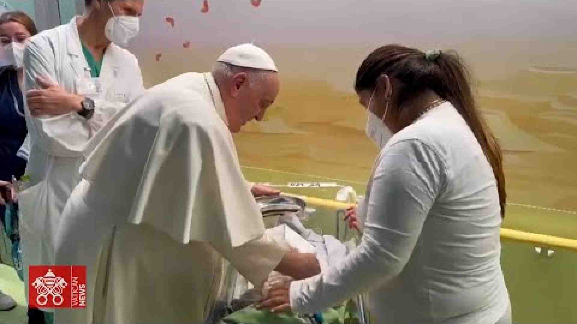 Immagine di Il Papa visita il reparto di oncologia del Gemelli e battezza un bambino