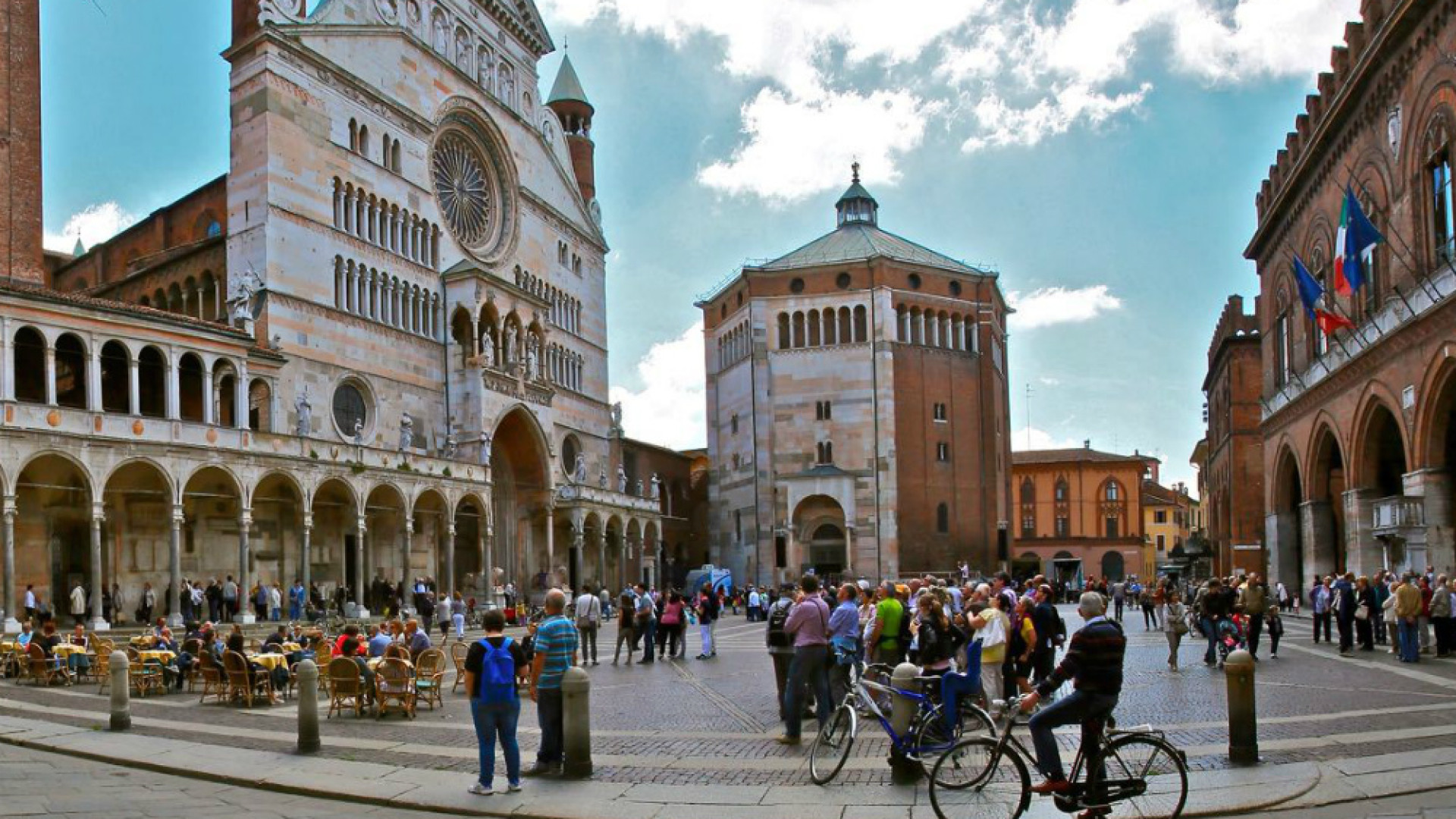 Immagine di Travel Hashtag: la tappa in città Molti anglicismi, pochi contenuti