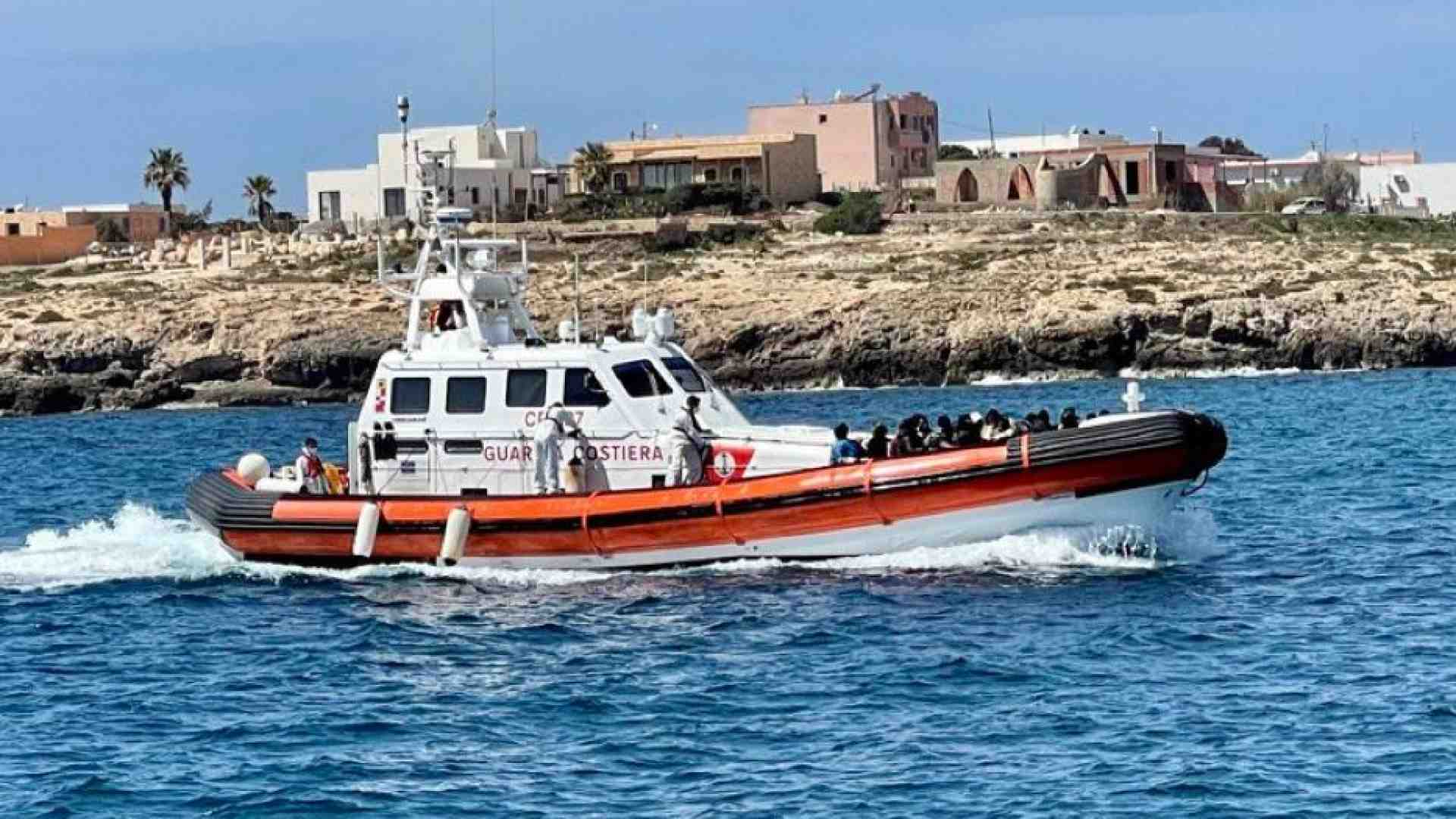Immagine di Salvati con l'elicottero i 32 migranti bloccati sull'isolotto di Lampione
