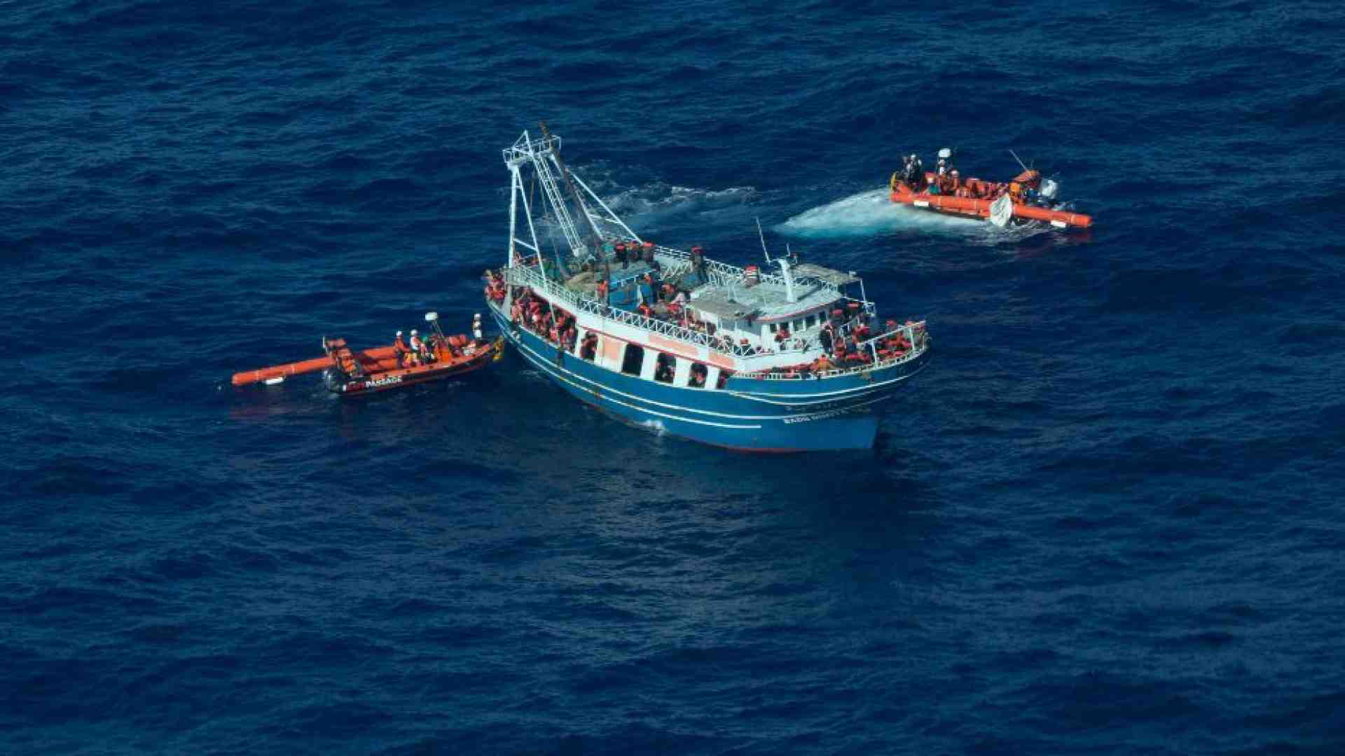 Immagine di 440 sulla nave Geo Barents trasbordati dal motopesca alla deriva