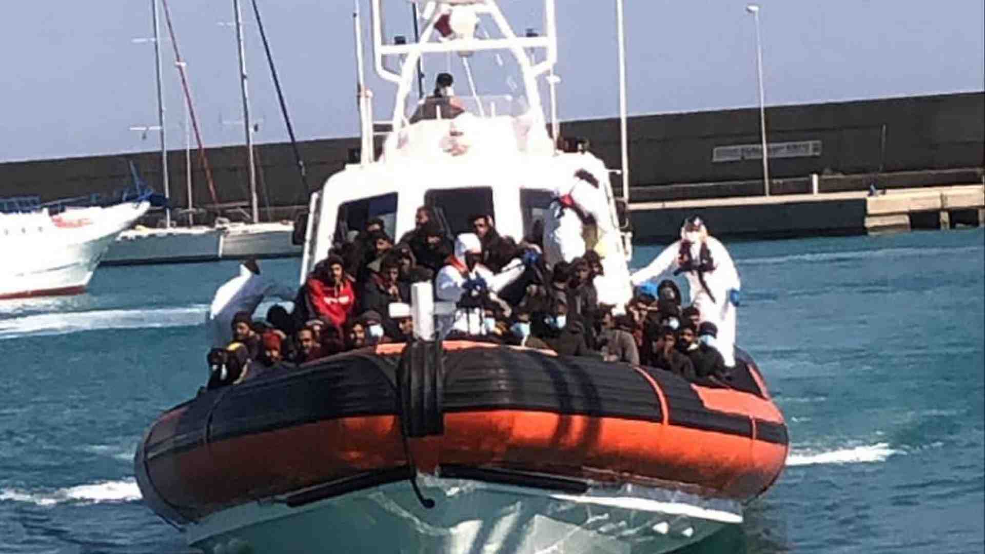 Immagine di Il governo accelera sui rimpatri veloci. Accoglienza, primi (timidi) segnali