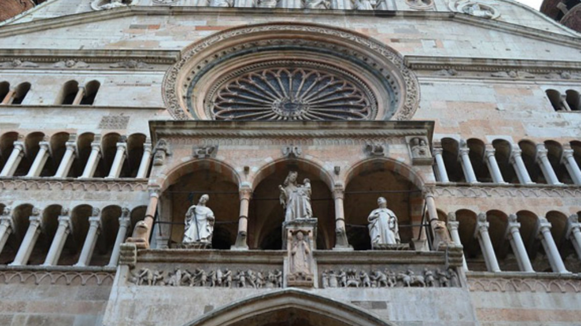 Immagine di La Cattedrale di Cremona aperta tutti i giorni con orario continuato dalle 7.30 alle 19
