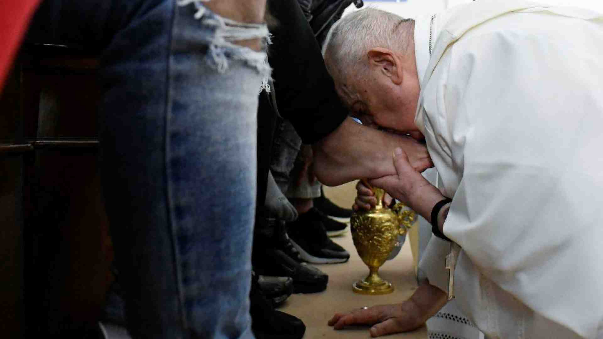 Immagine di Il Papa lava i piedi ai giovani detenuti: «Gesù ci ama come siamo»