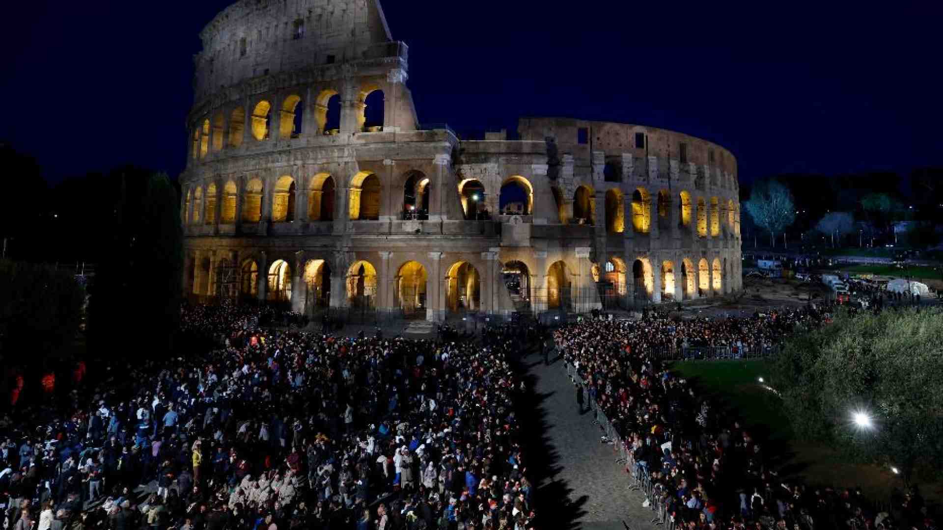 Immagine di Via Crucis: le voci di pace dai Paesi in guerra. E i "grazie" del Papa