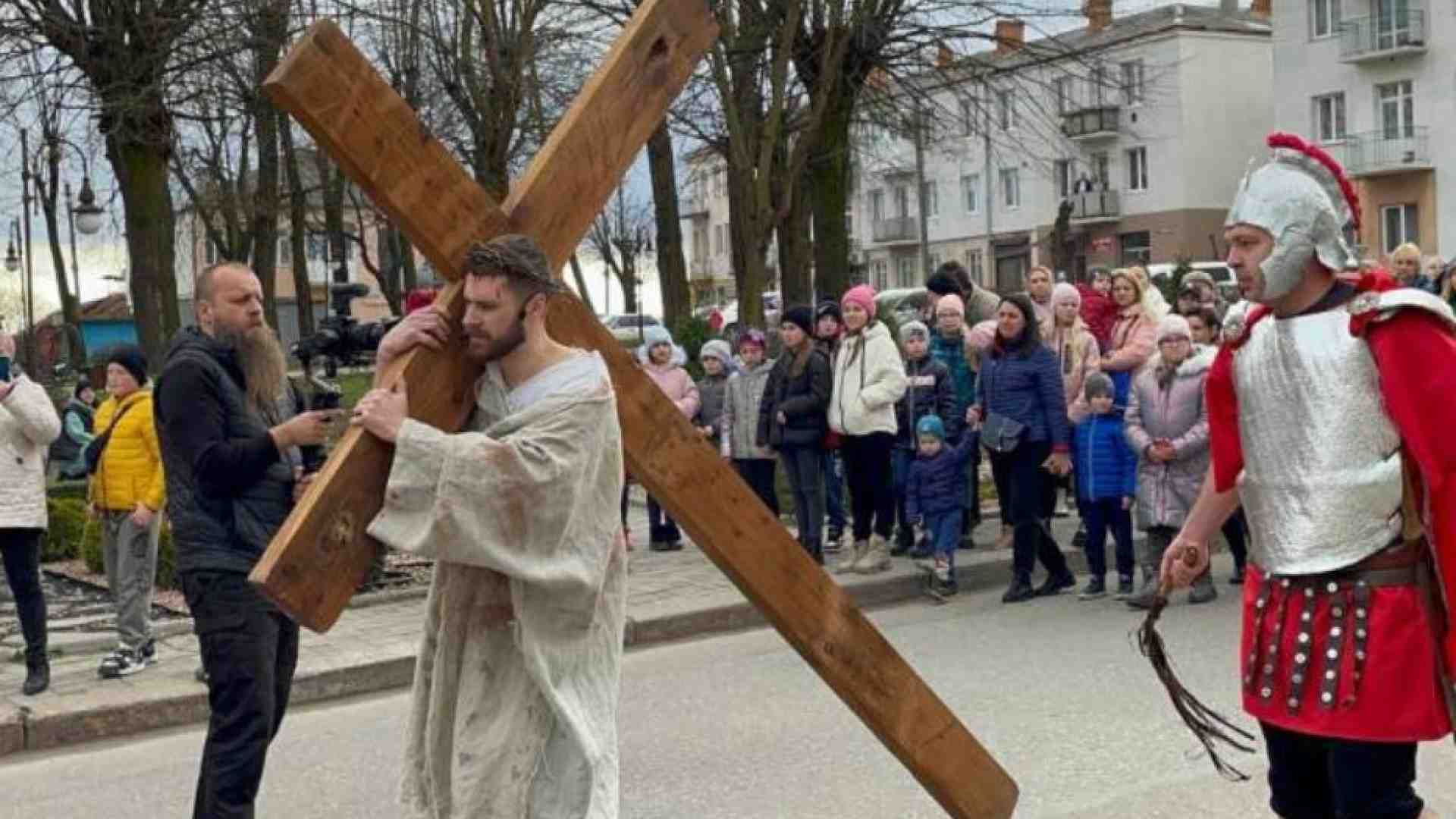 Immagine di Settimana Santa, la Via Crucis riporta la pace per le strade e sfida la guerra