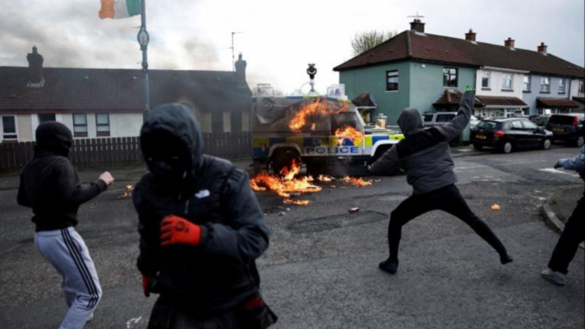 Immagine di A 25 anni dalla pace a Derry tornano gli scontri e le molotov