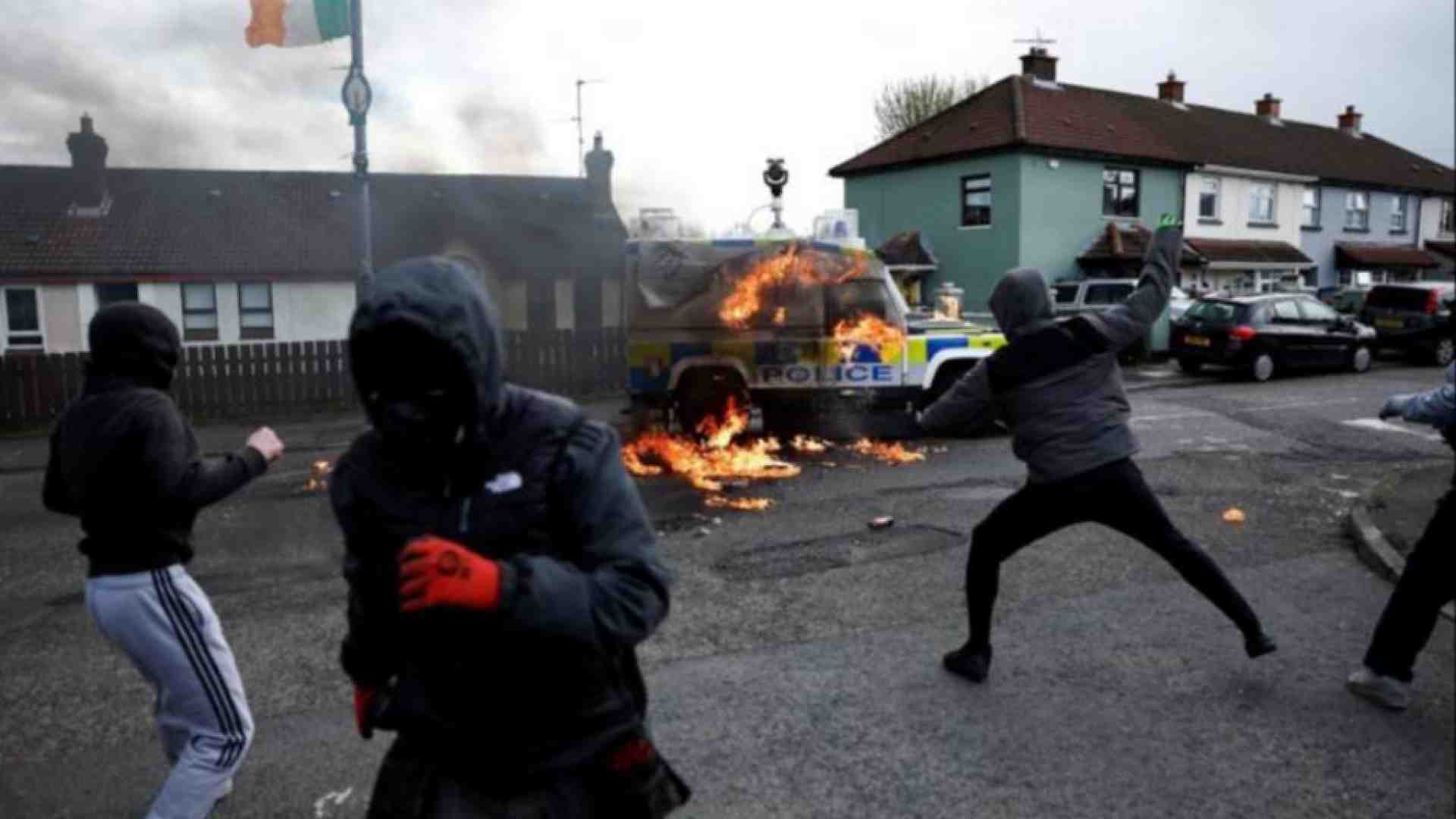 Immagine di A 25 anni dalla pace a Derry tornano gli scontri e le molotov