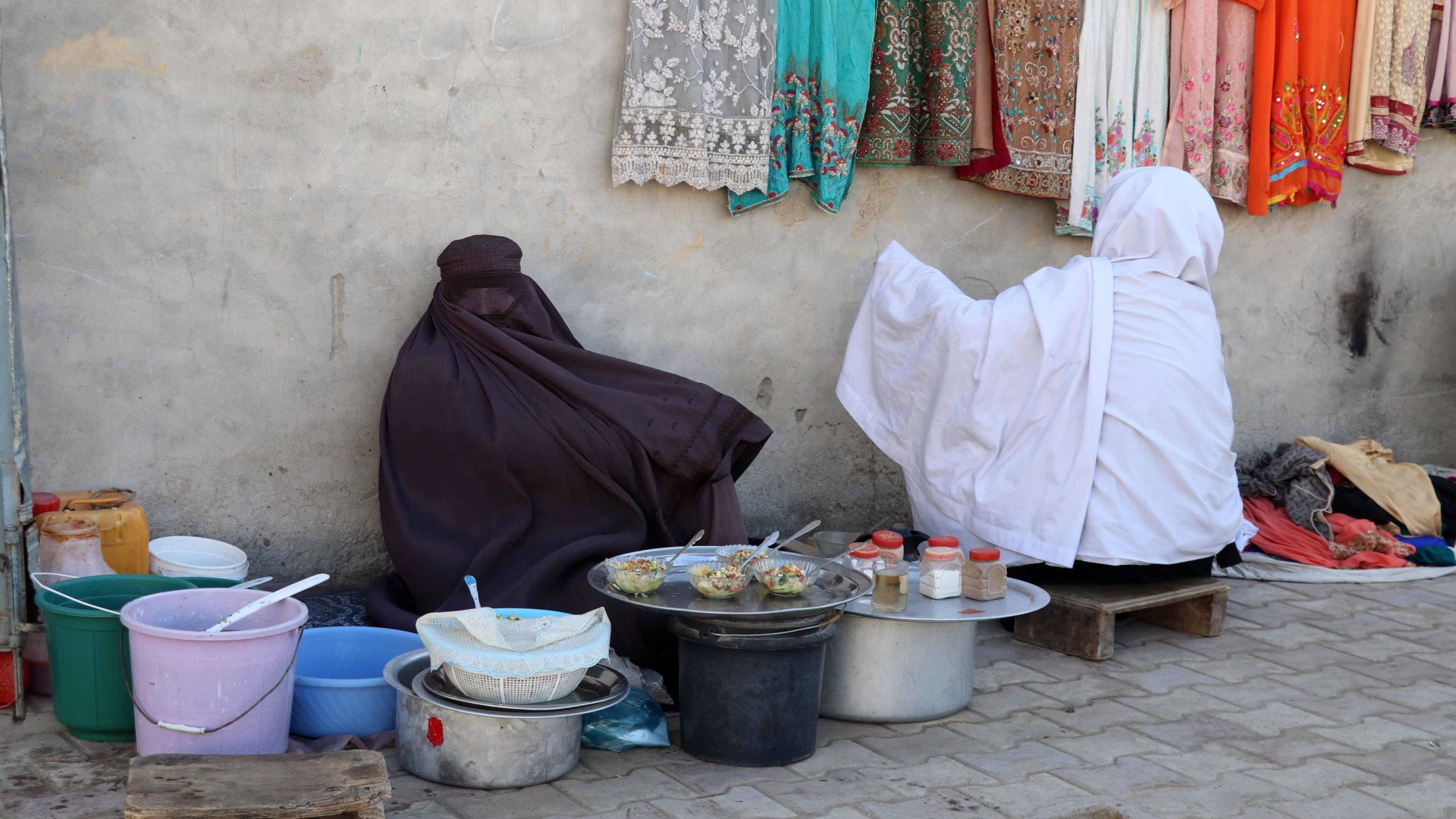 Immagine di Herat, le donne cacciate dai ristoranti. L'Onu sfida i taleban